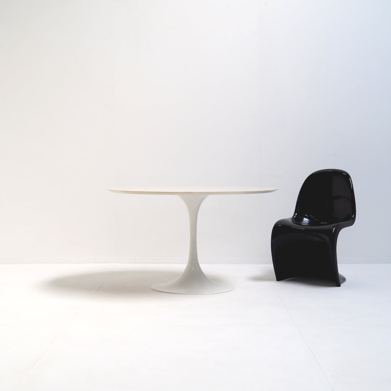 Raymond_Loewy_DF2000_Pedestal_Dining_Table_for_Doubinski_Frères,_1960s