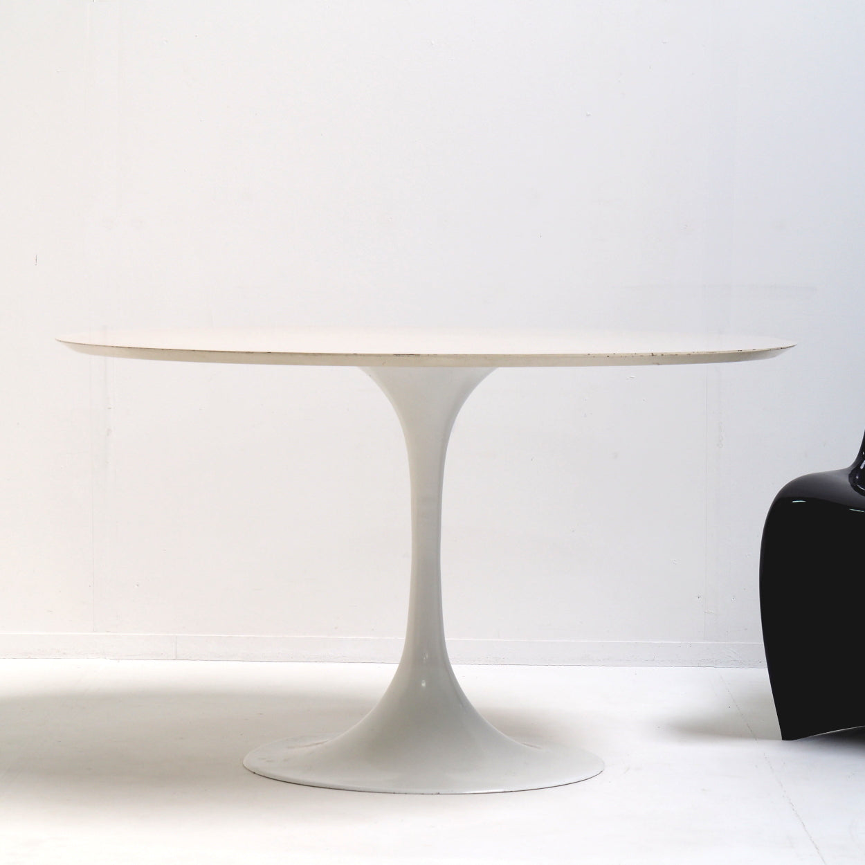 Raymond_Loewy_DF2000_Pedestal_Dining_Table_for_Doubinski_Frères,_1960s