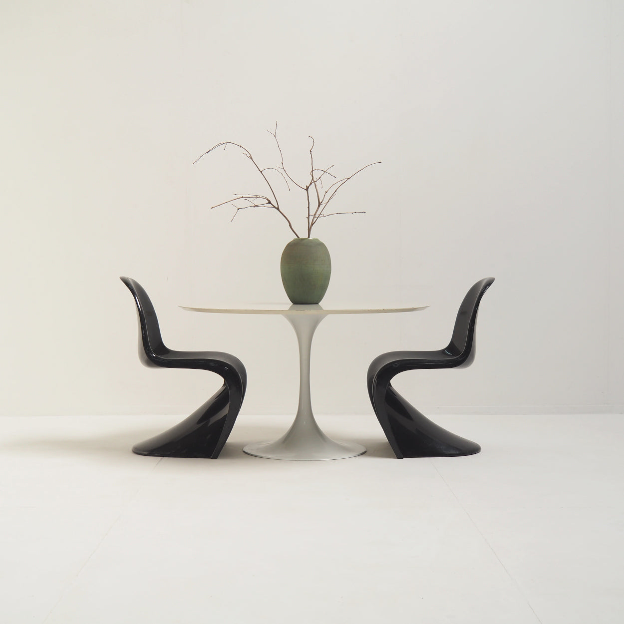 Raymond_Loewy_DF2000_Pedestal_Dining_Table_for_Doubinski_Frères,_1960s