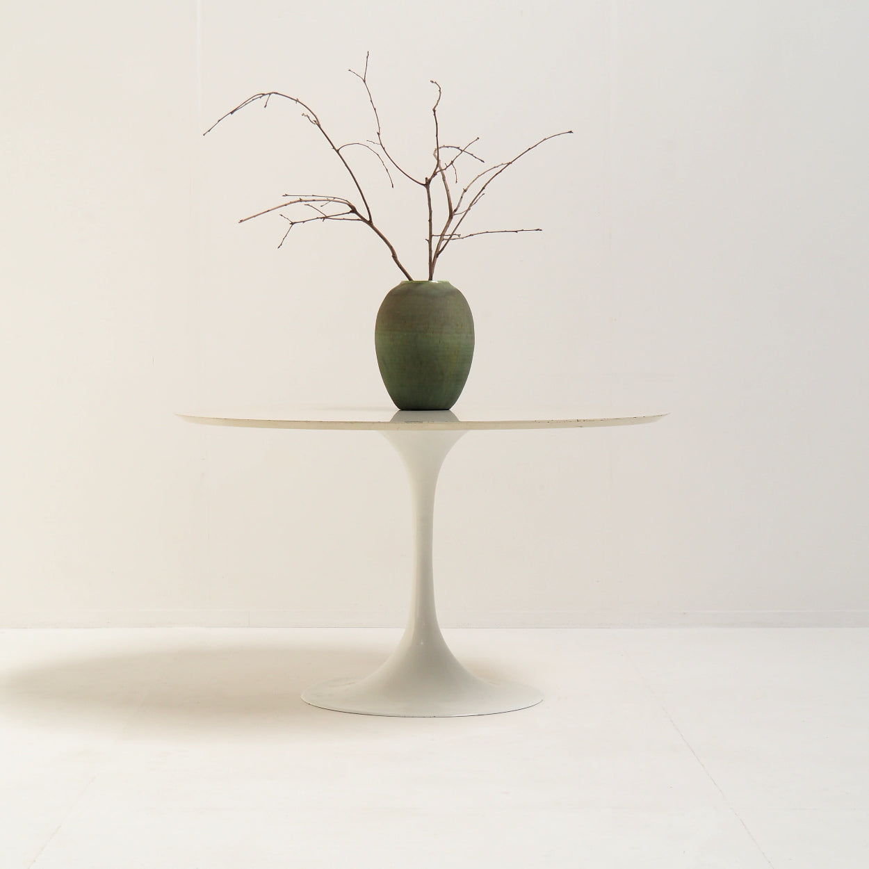 Raymond_Loewy_DF2000_Pedestal_Dining_Table_for_Doubinski_Frères,_1960s