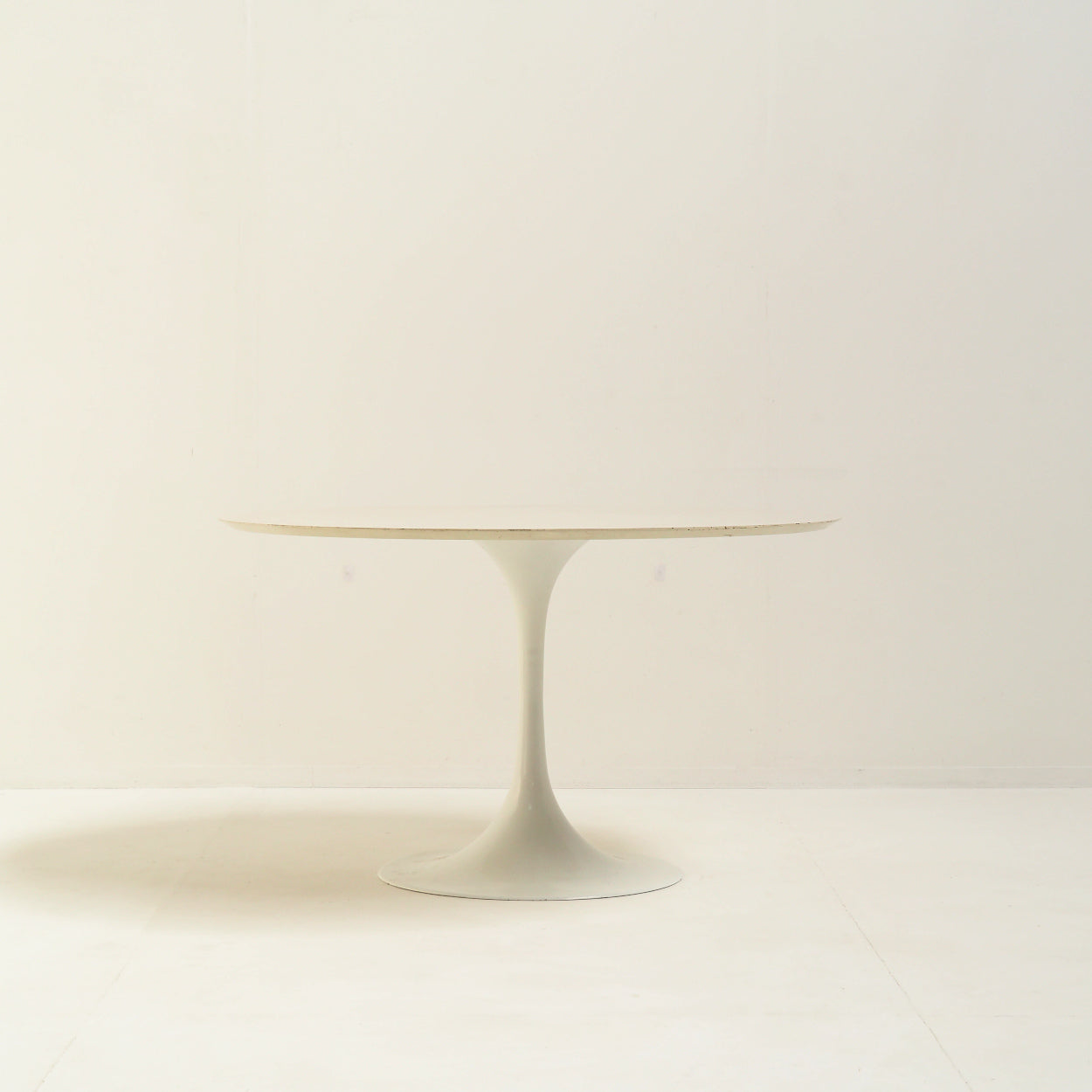 Raymond_Loewy_DF2000_Pedestal_Dining_Table_for_Doubinski_Frères,_1960s