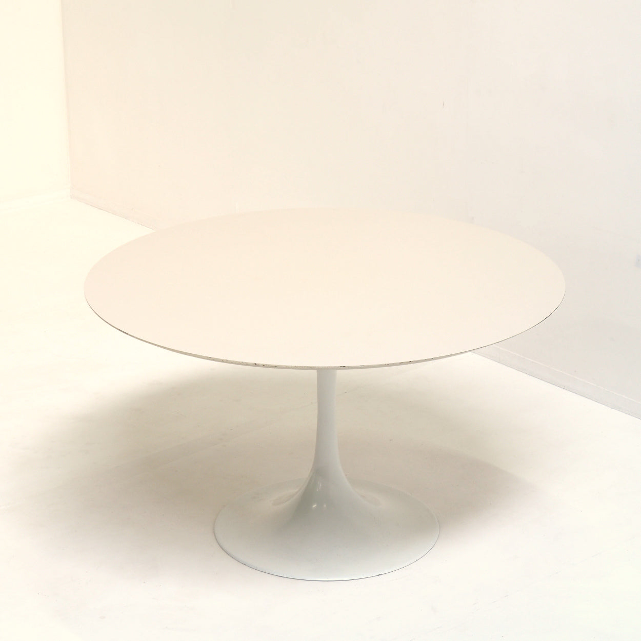 Raymond_Loewy_DF2000_Pedestal_Dining_Table_for_Doubinski_Frères,_1960s
