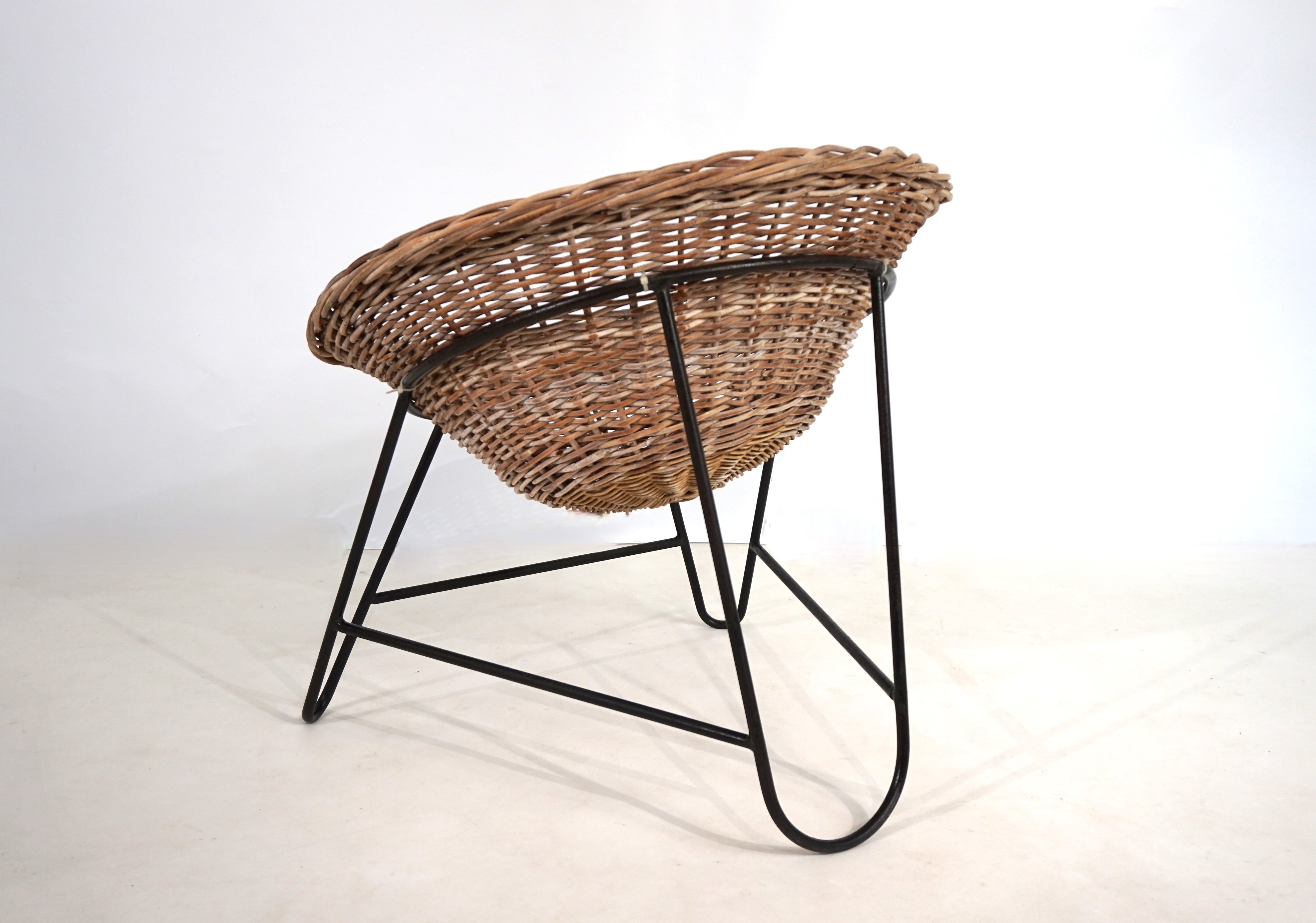 Rattan_basket_pod_lounge_chair,_1960