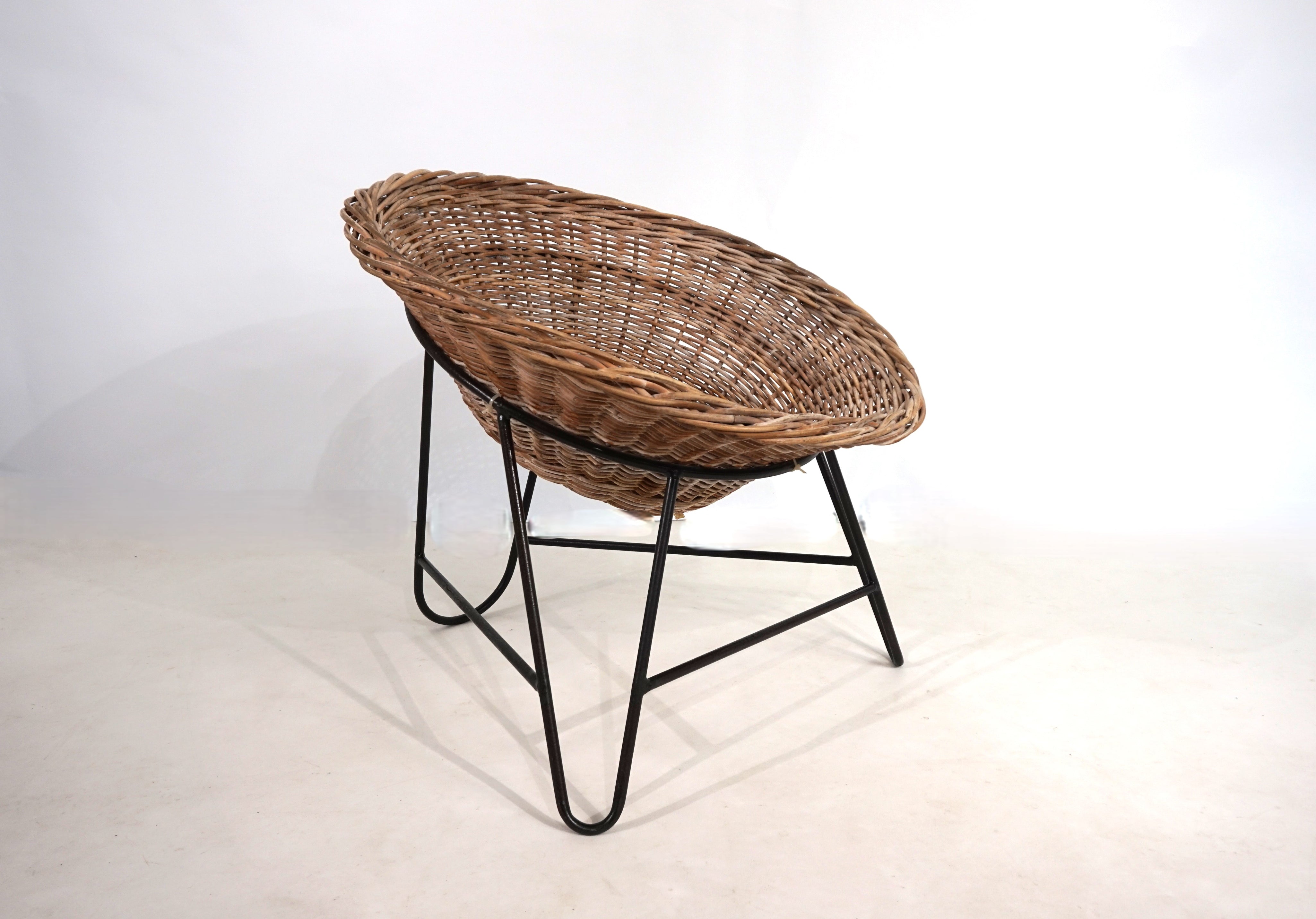 Rattan_basket_pod_lounge_chair,_1960