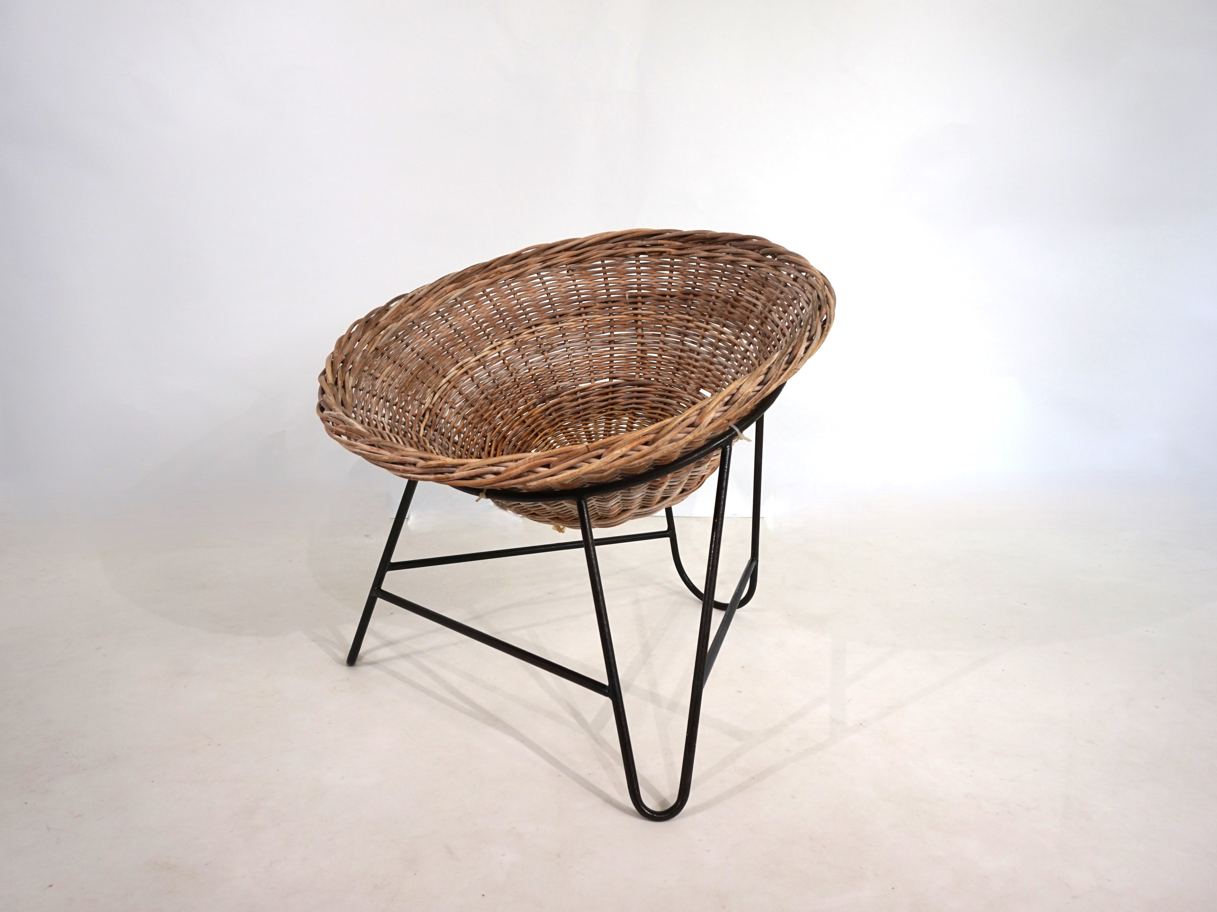 Rattan_basket_pod_lounge_chair,_1960