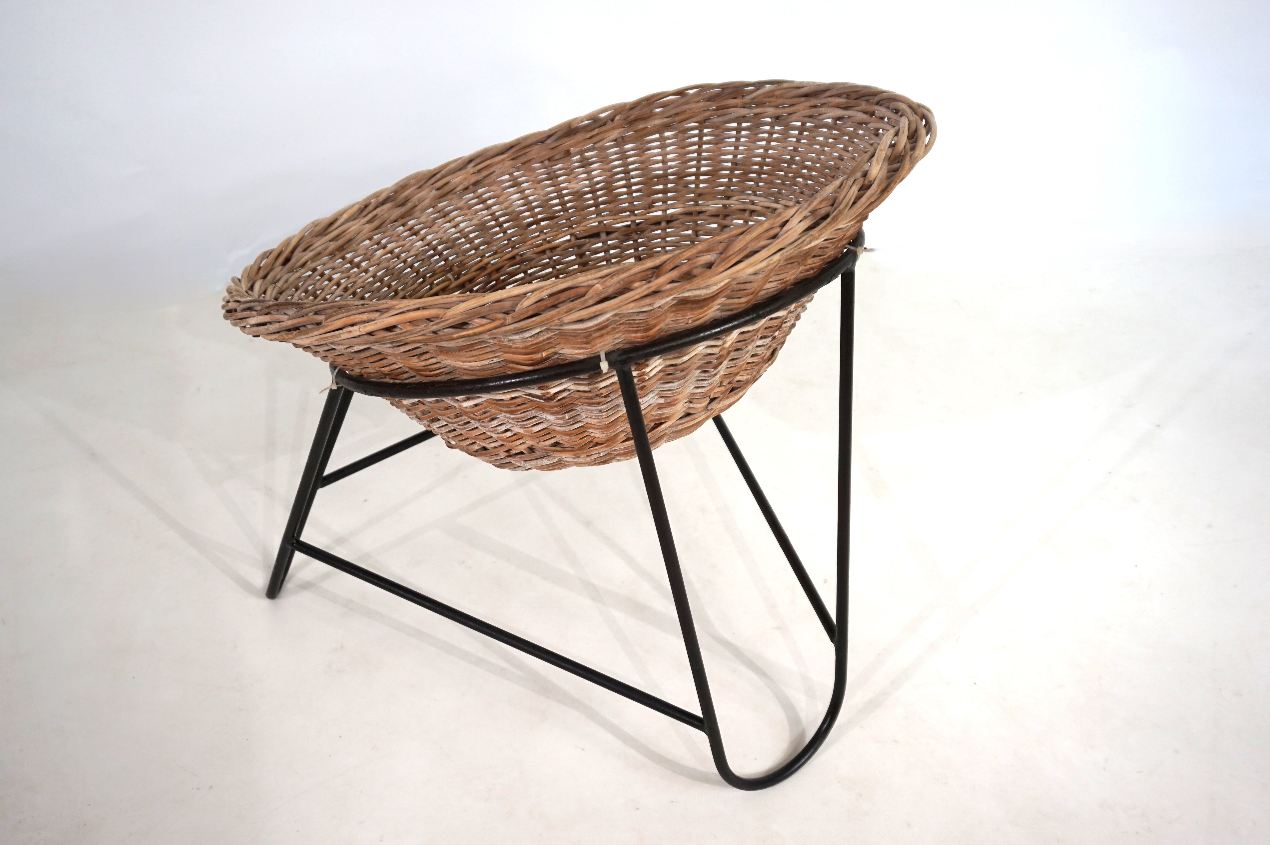 Rattan_basket_pod_lounge_chair,_1960
