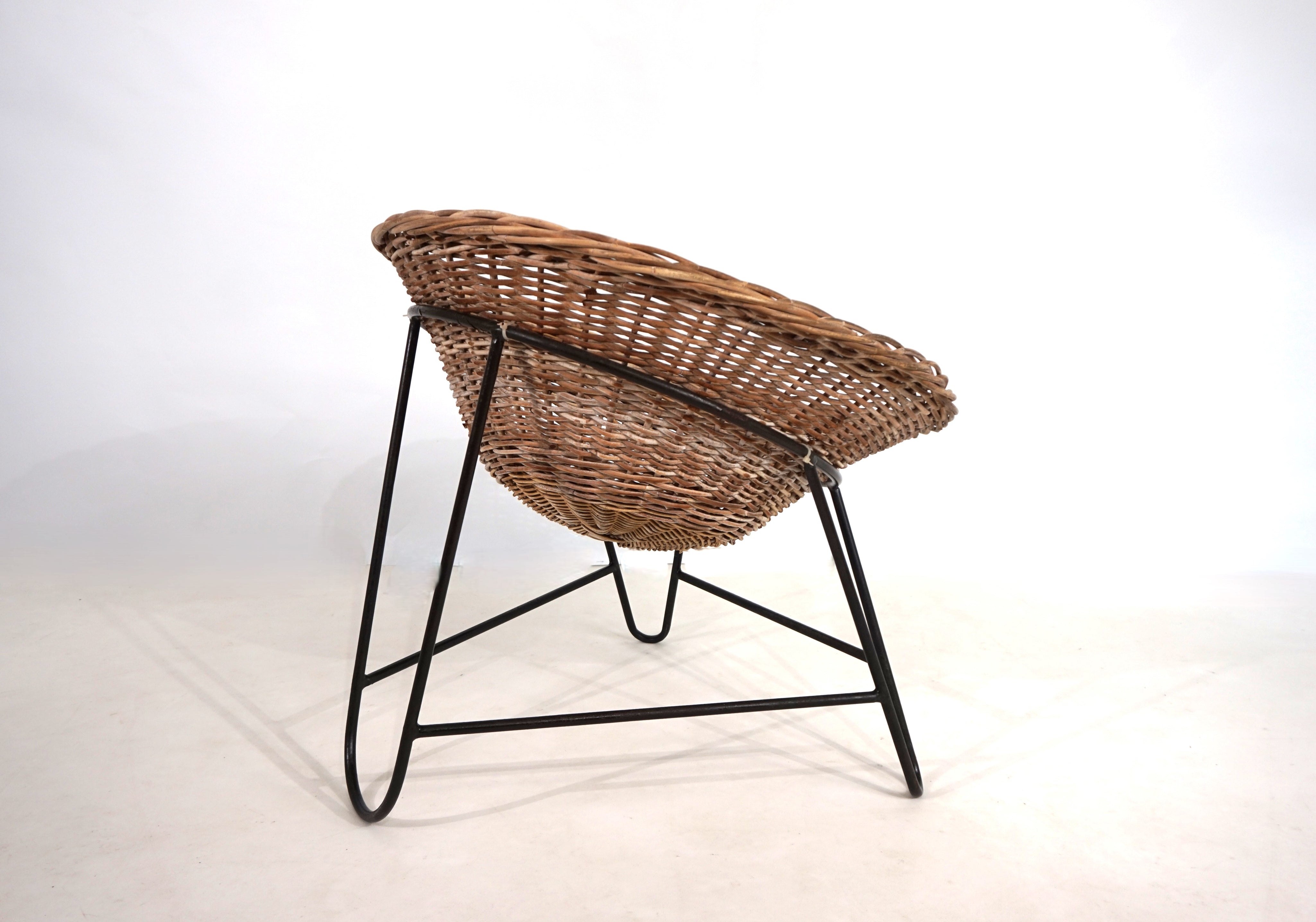 Rattan_basket_pod_lounge_chair,_1960