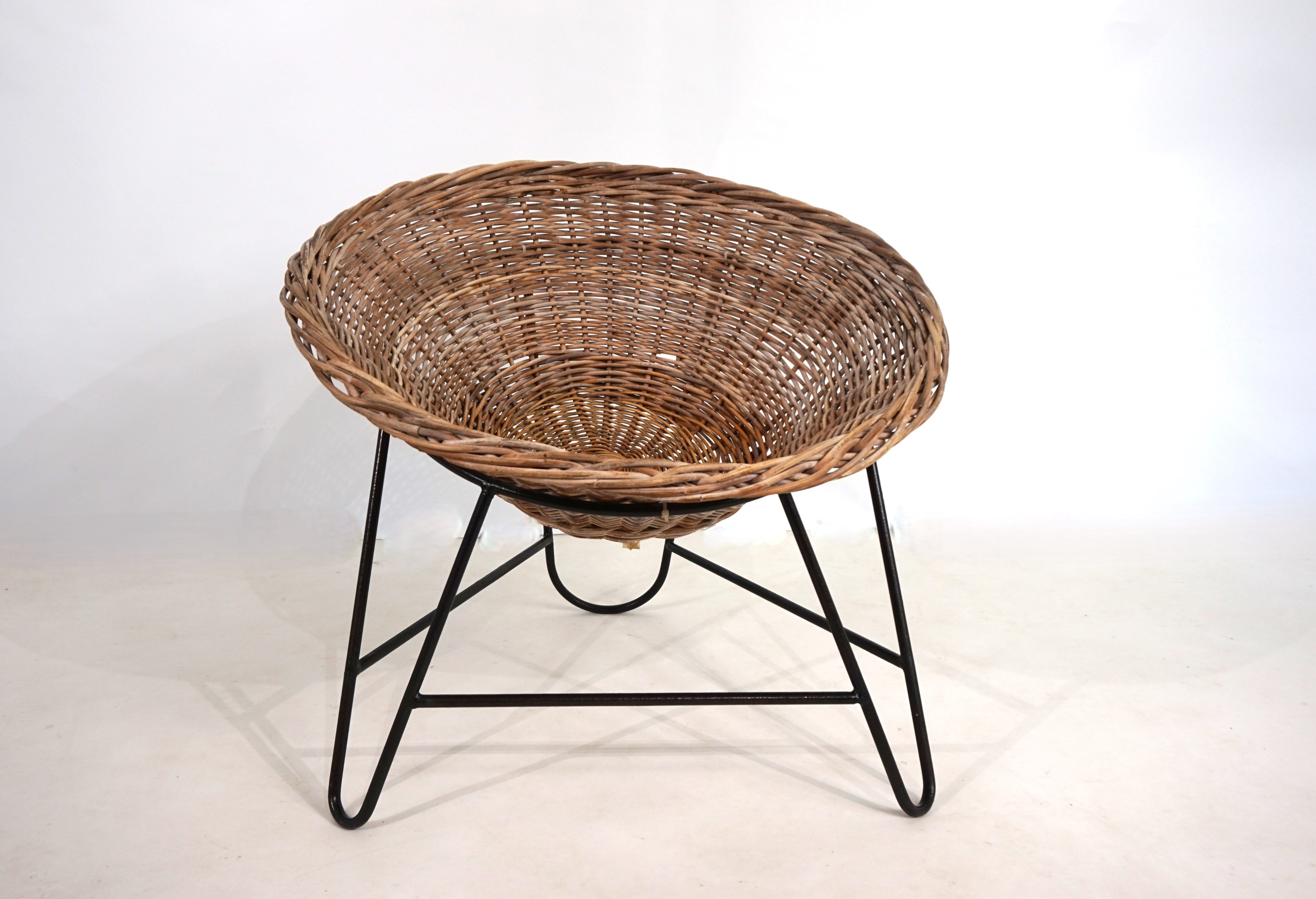 Rattan_basket_pod_lounge_chair,_1960
