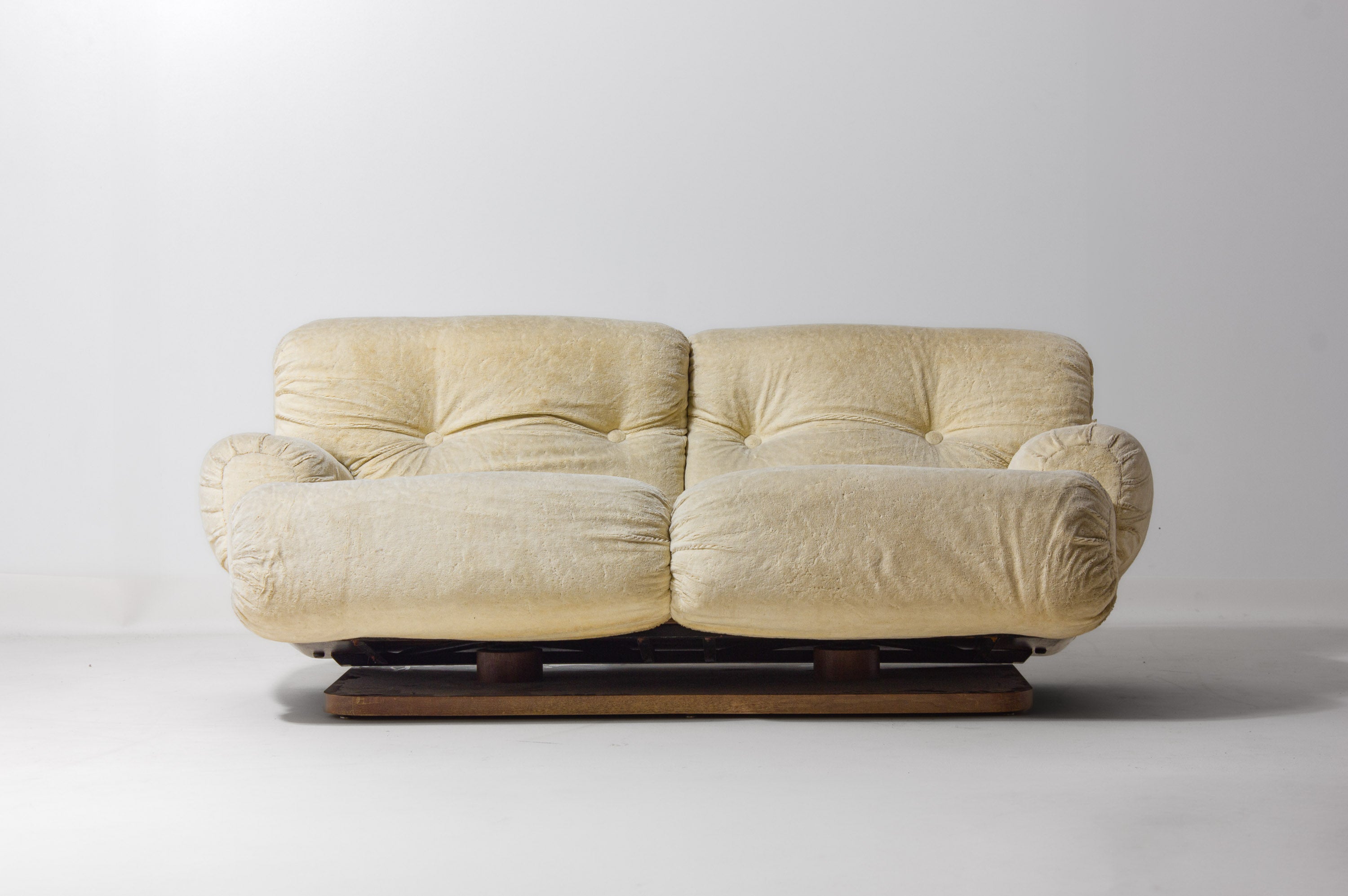 Vintage_Reclining_Italian_Two_Seater_Plush_Sofa,_Cream_Lounge_Sofa_with_Wooden_Base,_1970s_Mid_Century_Modern