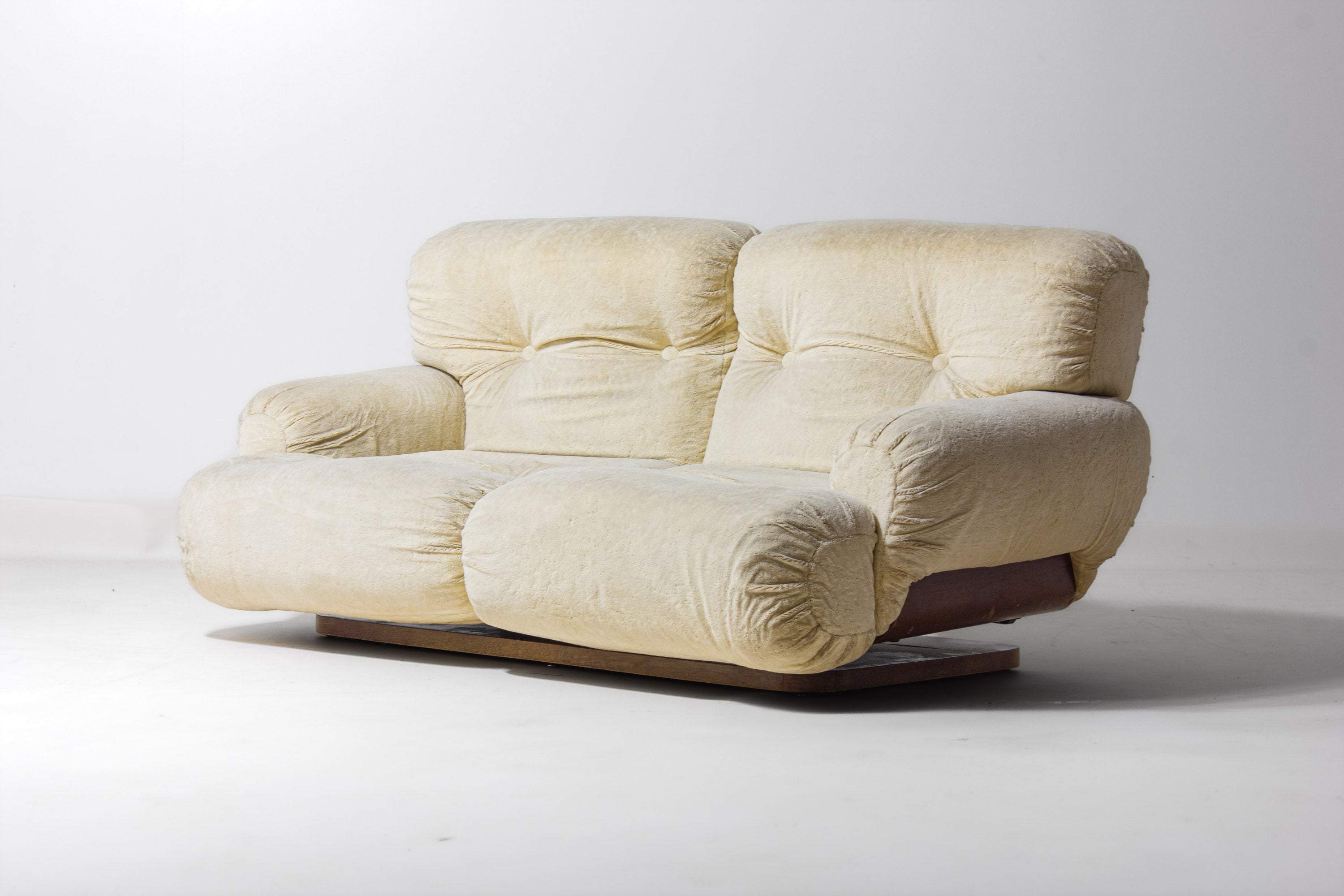 Vintage_Reclining_Italian_Two_Seater_Plush_Sofa,_Cream_Lounge_Sofa_with_Wooden_Base,_1970s_Mid_Century_Modern