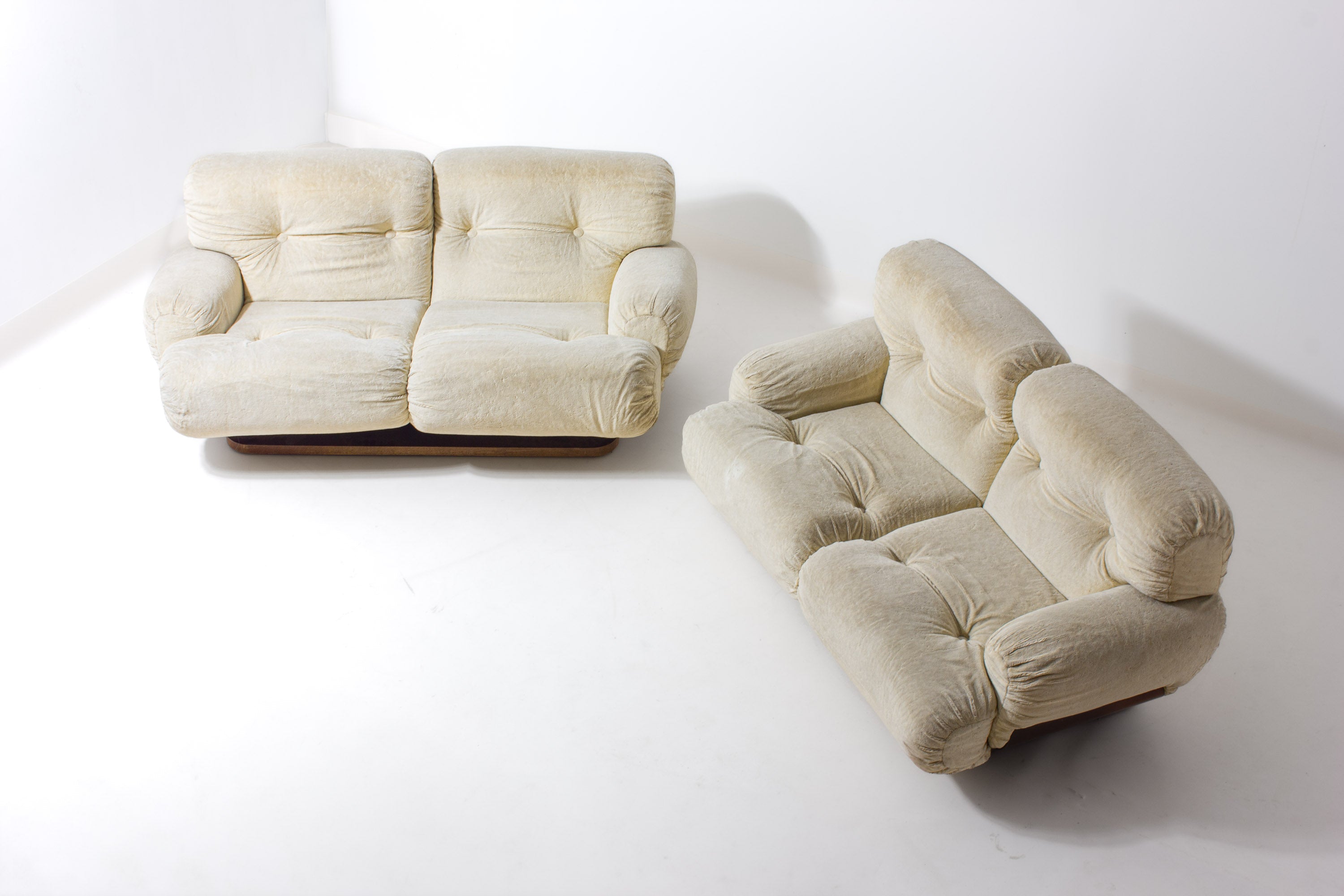 Vintage_Reclining_Italian_Two_Seater_Plush_Sofa,_Cream_Lounge_Sofa_with_Wooden_Base,_1970s_Mid_Century_Modern