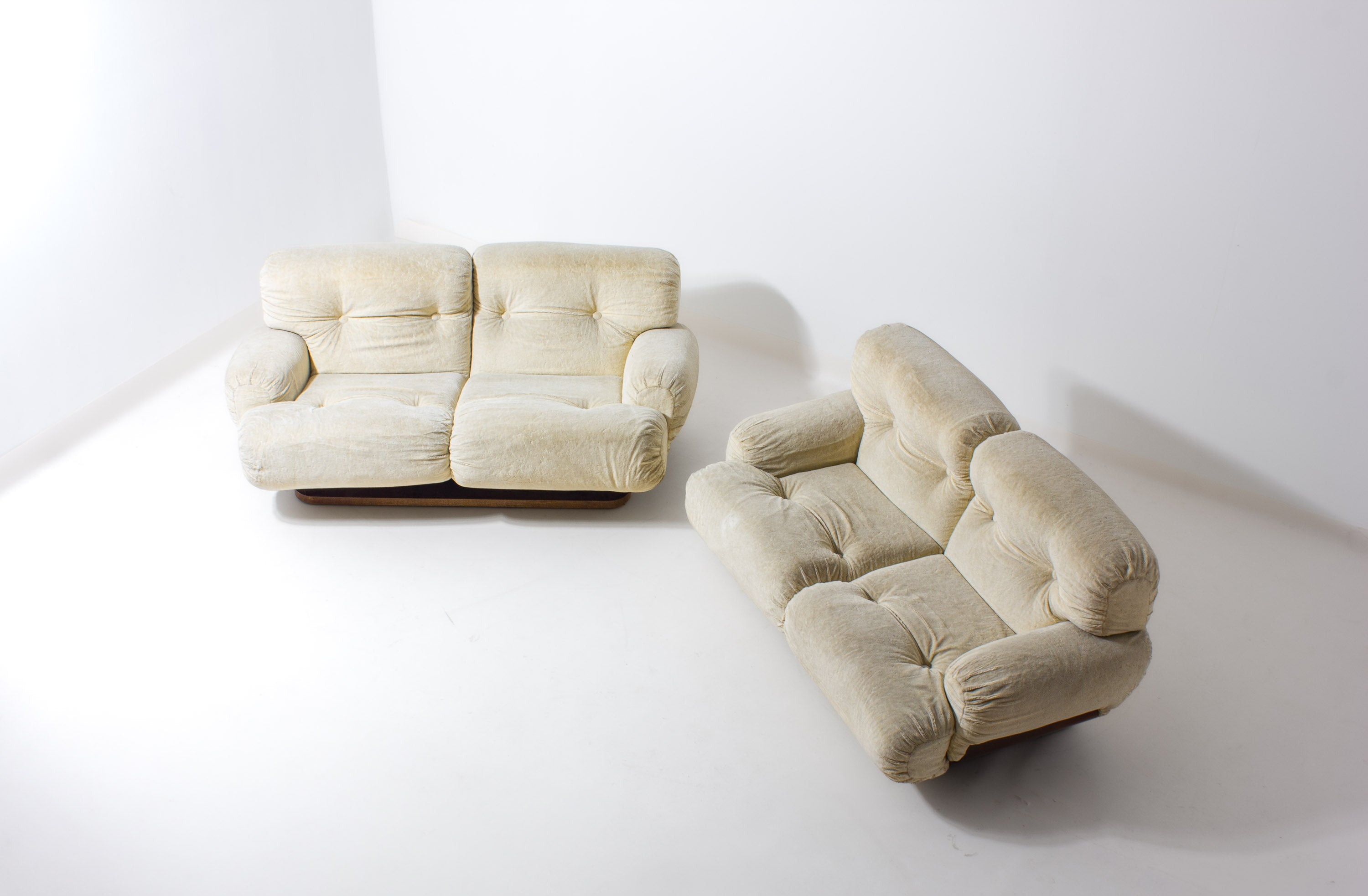 Vintage_Reclining_Italian_Two_Seater_Plush_Sofa,_Cream_Lounge_Sofa_with_Wooden_Base,_1970s_Mid_Century_Modern