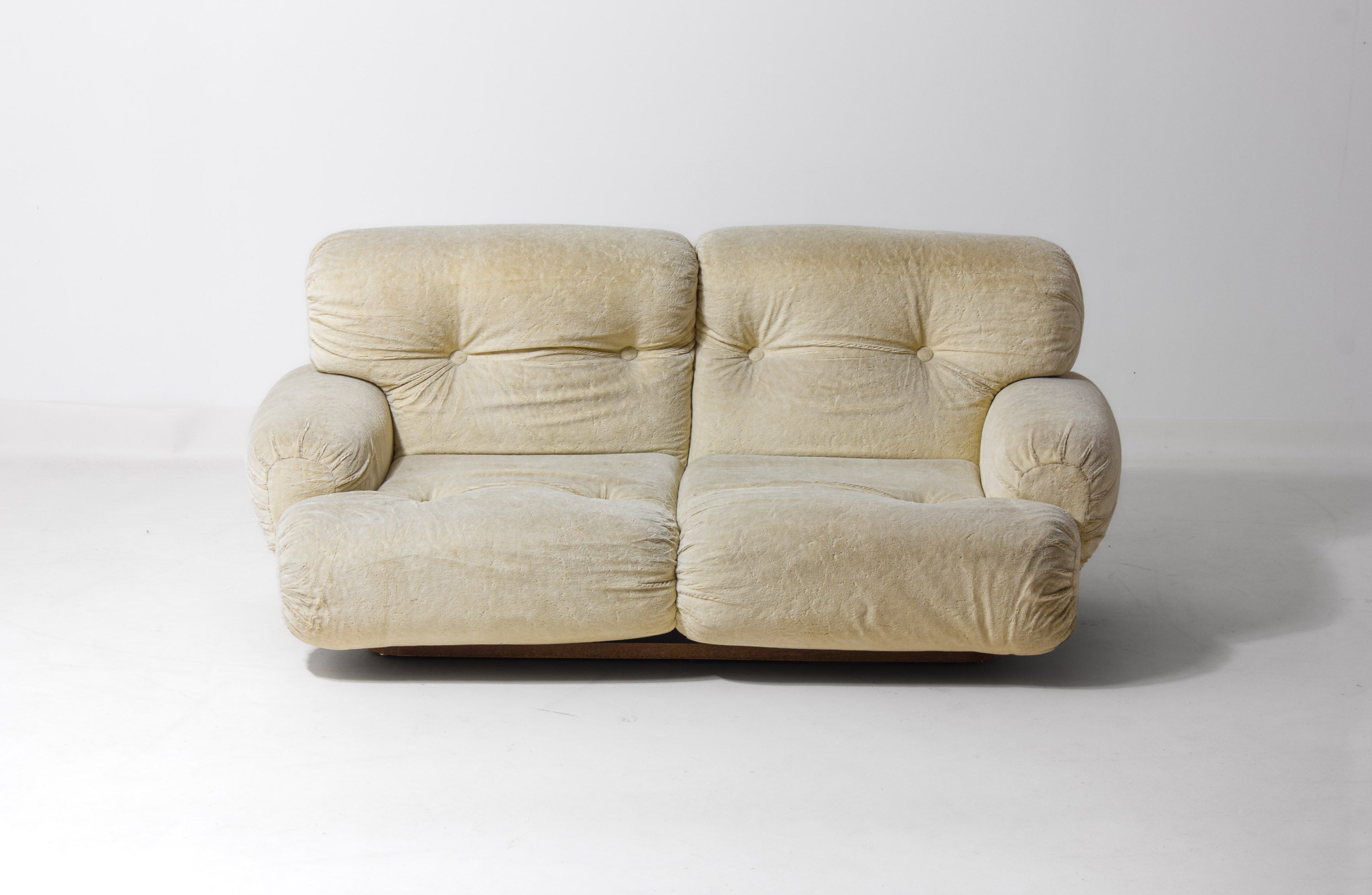 Vintage_Reclining_Italian_Two_Seater_Plush_Sofa,_Cream_Lounge_Sofa_with_Wooden_Base,_1970s_Mid_Century_Modern