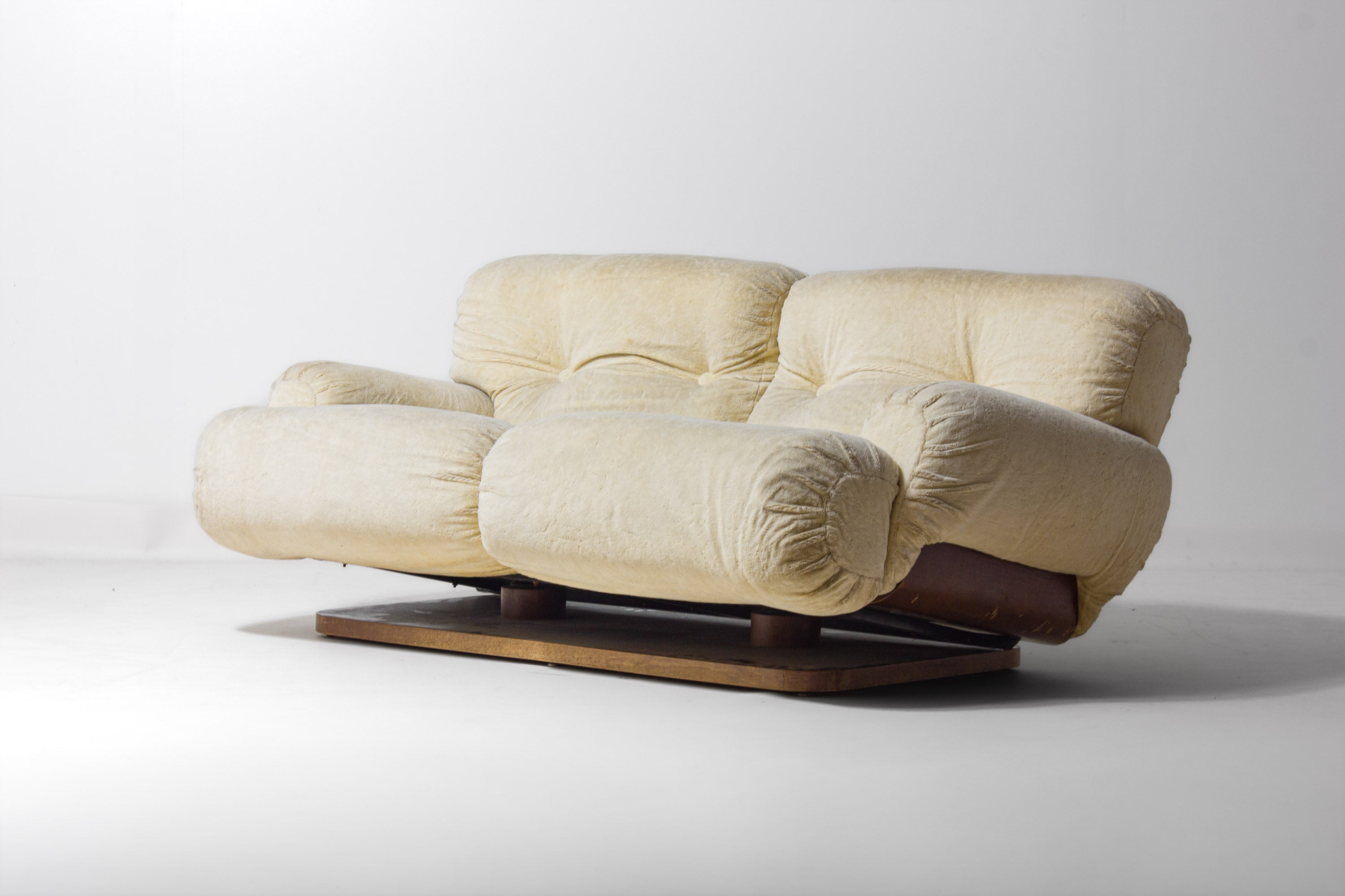 Vintage_Reclining_Italian_Two_Seater_Plush_Sofa,_Cream_Lounge_Sofa_with_Wooden_Base,_1970s_Mid_Century_Modern