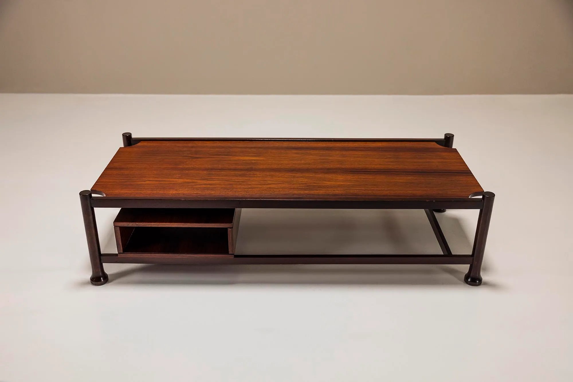 Rectangular_Coffee_Table_Veneered_In_Rosewood,_Italy_1960's