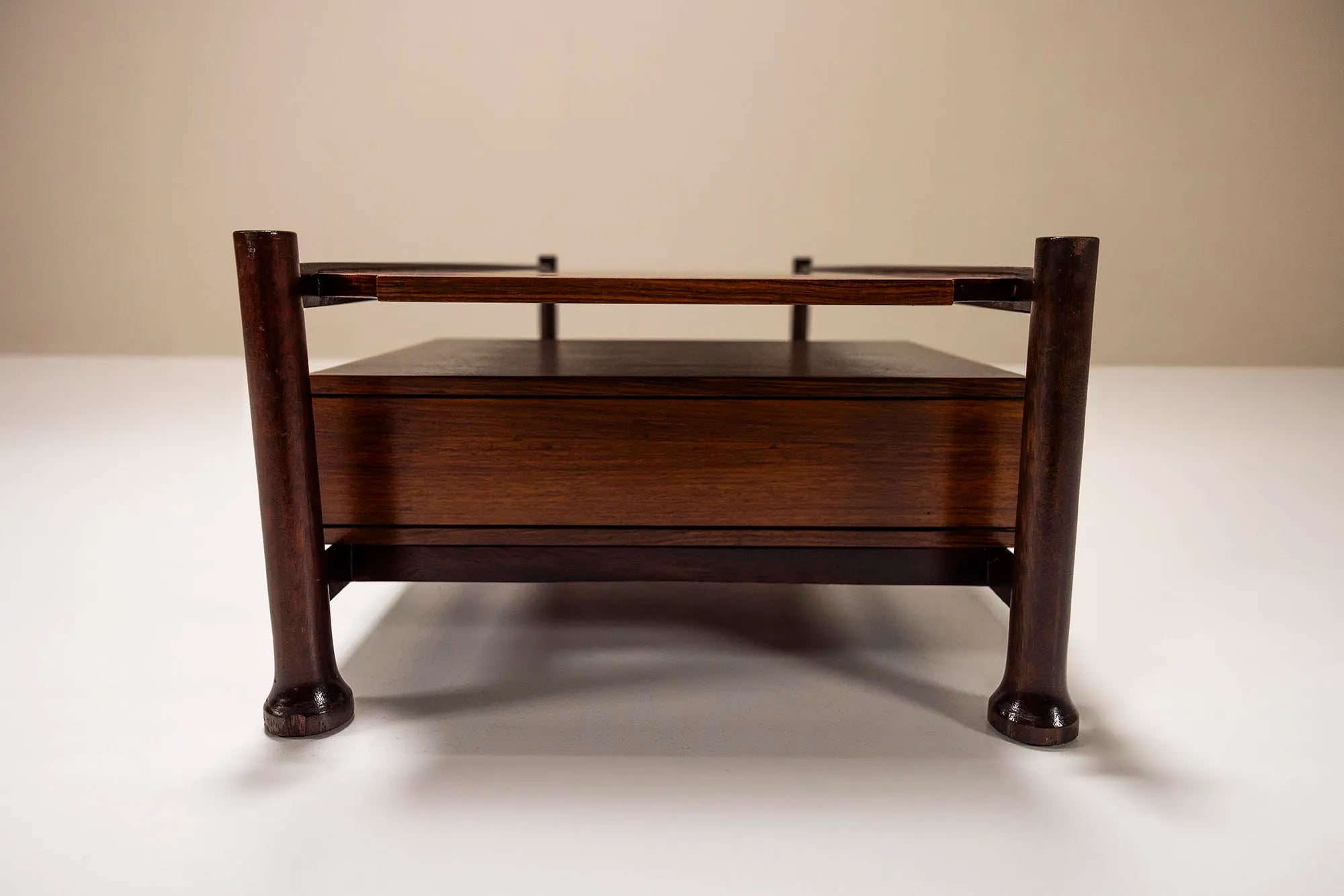 Rectangular_Coffee_Table_Veneered_In_Rosewood,_Italy_1960's