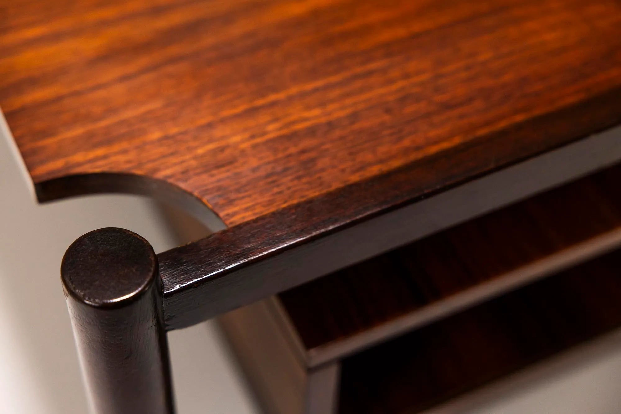 Rectangular_Coffee_Table_Veneered_In_Rosewood,_Italy_1960's