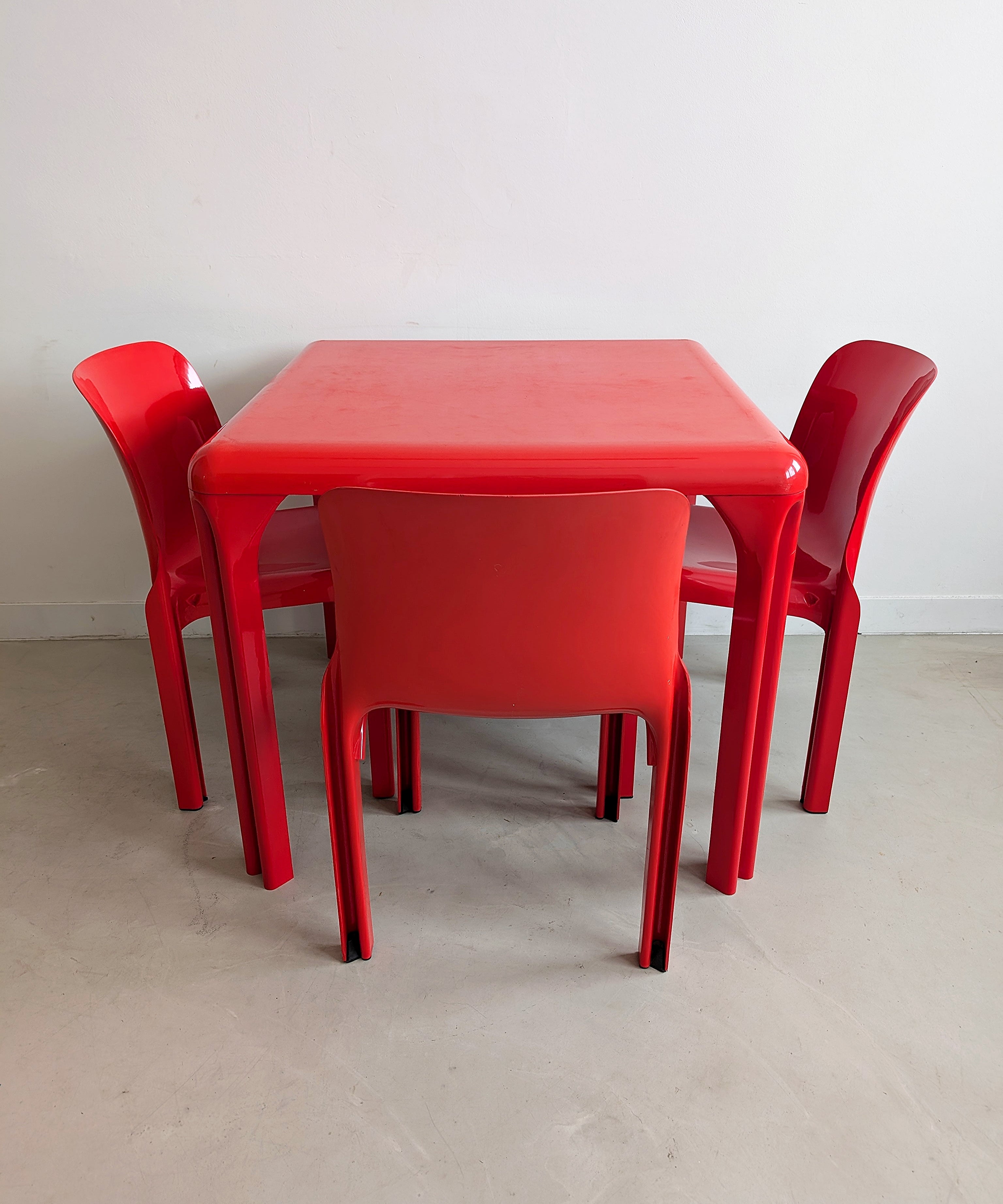 Set_of_Red_Selene_Table_and_3_chairs_by_Vico_Magistretti_for_Artemide,_1960s