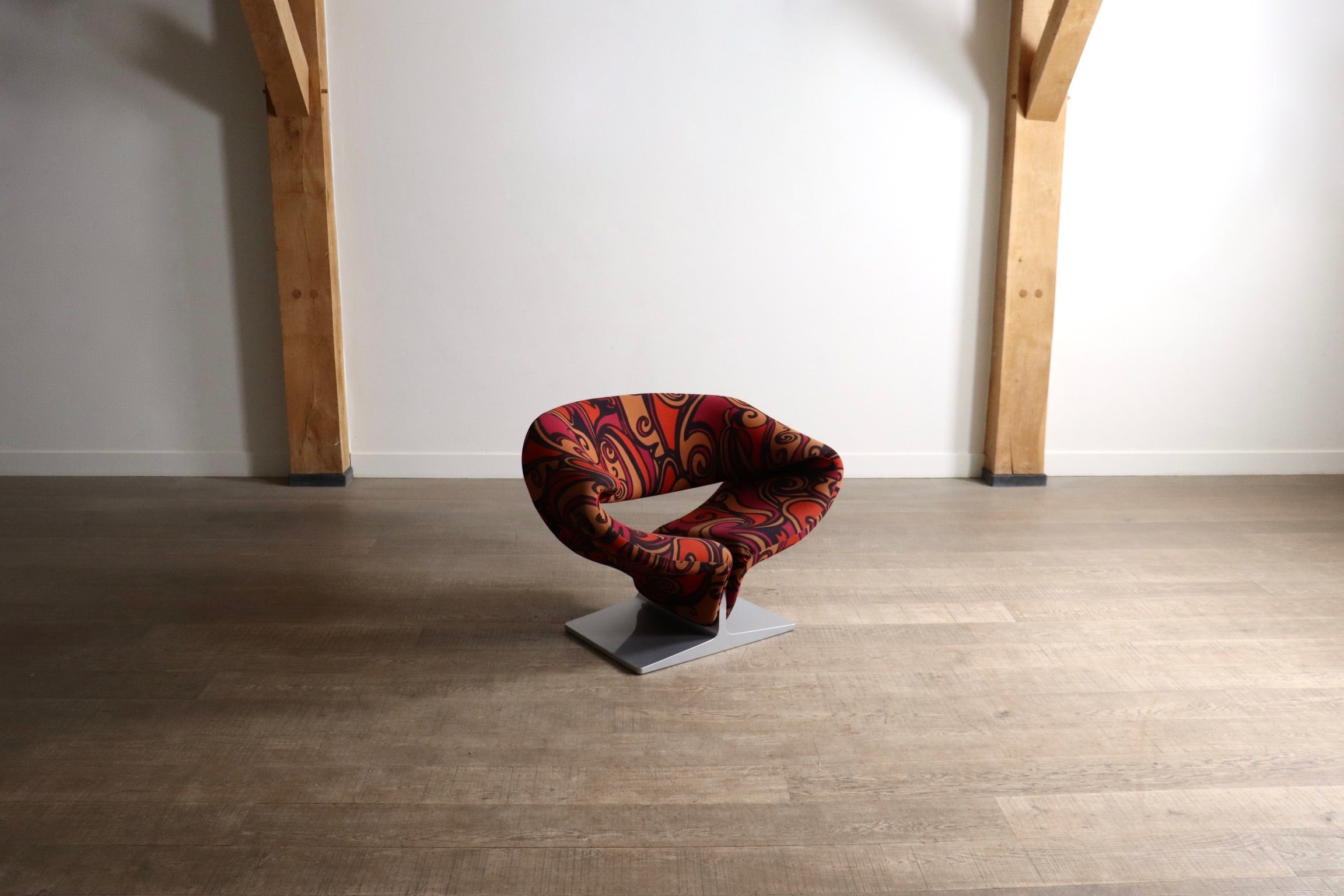 Ribbon_Chair_by_Pierre_Paulin_for_Artifort_in_Jack_Lenor_Larsen_Momentum_Fabric,_Dutch_Design_Icon