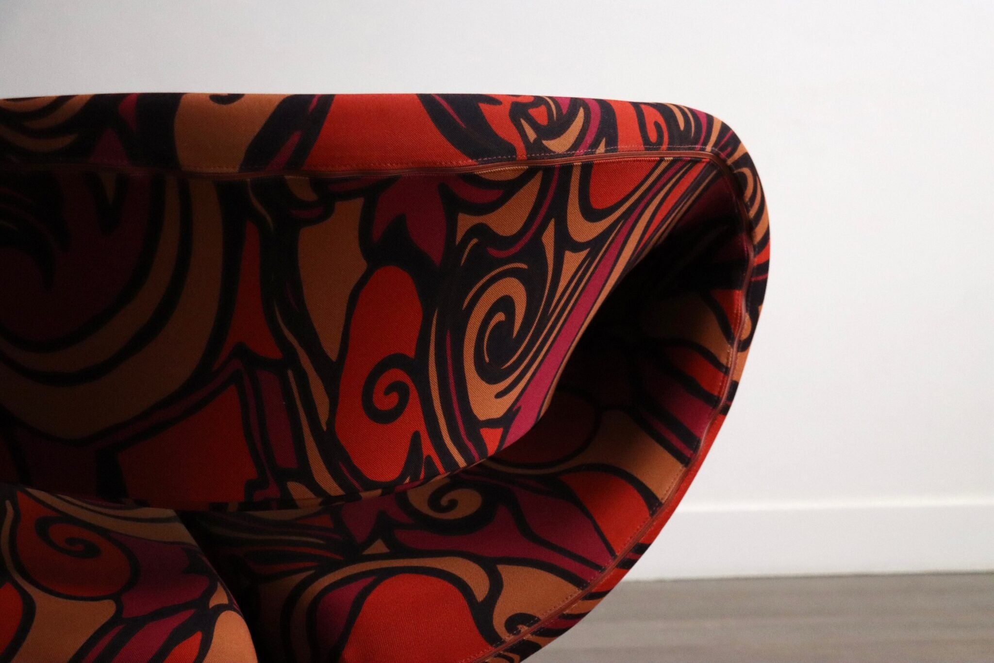 Ribbon_Chair_by_Pierre_Paulin_for_Artifort_in_Jack_Lenor_Larsen_Momentum_Fabric,_Dutch_Design_Icon