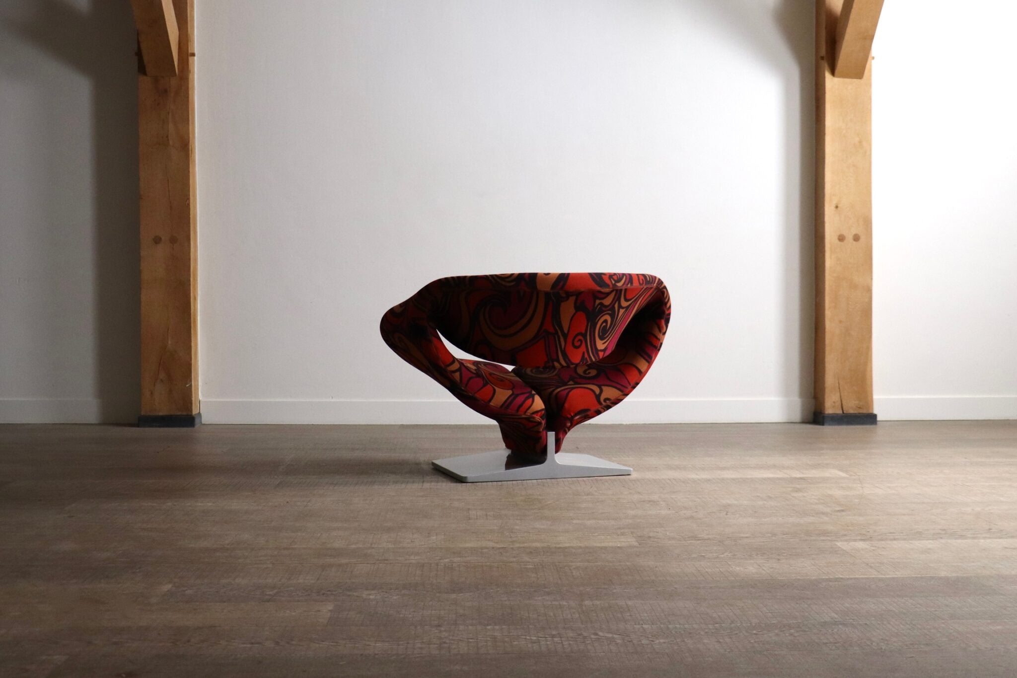 Ribbon_Chair_by_Pierre_Paulin_for_Artifort_in_Jack_Lenor_Larsen_Momentum_Fabric,_Dutch_Design_Icon