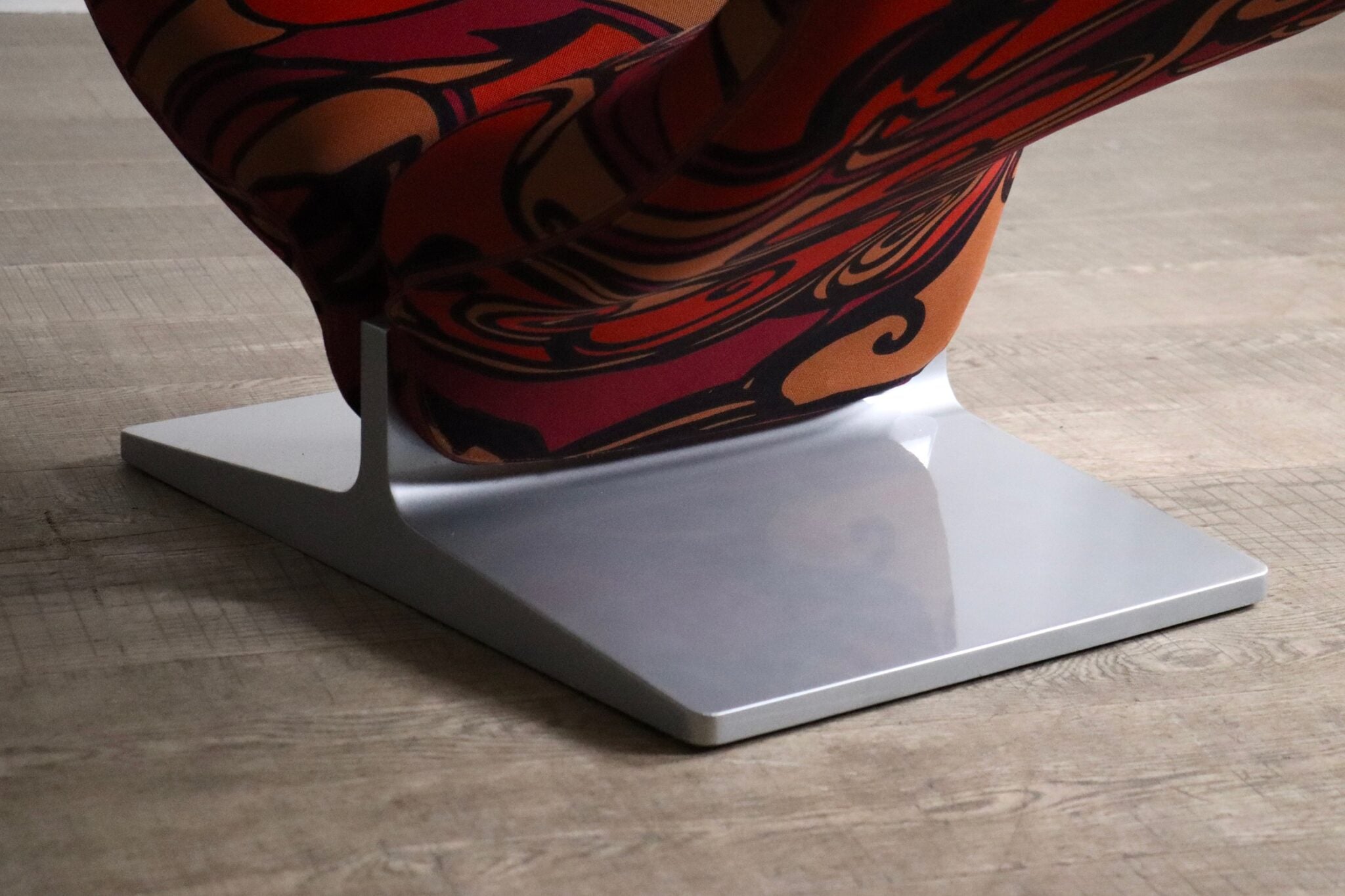 Ribbon_Chair_by_Pierre_Paulin_for_Artifort_in_Jack_Lenor_Larsen_Momentum_Fabric,_Dutch_Design_Icon
