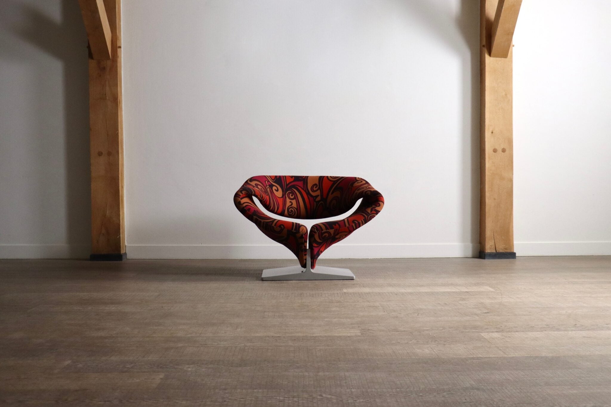 Ribbon_Chair_by_Pierre_Paulin_for_Artifort_in_Jack_Lenor_Larsen_Momentum_Fabric,_Dutch_Design_Icon