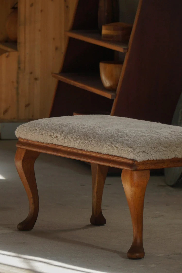 Rococo_Bench_with_Cabriole_Legs_and_Lambswool_Upholstery