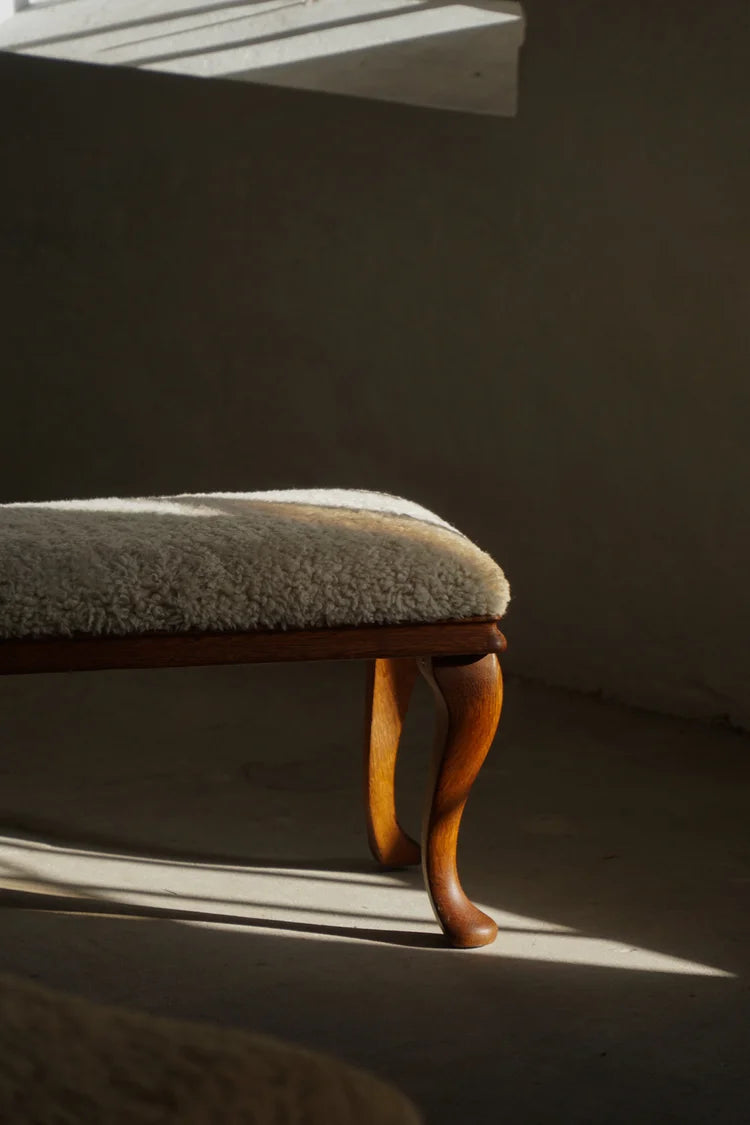 Rococo_Bench_with_Cabriole_Legs_and_Lambswool_Upholstery