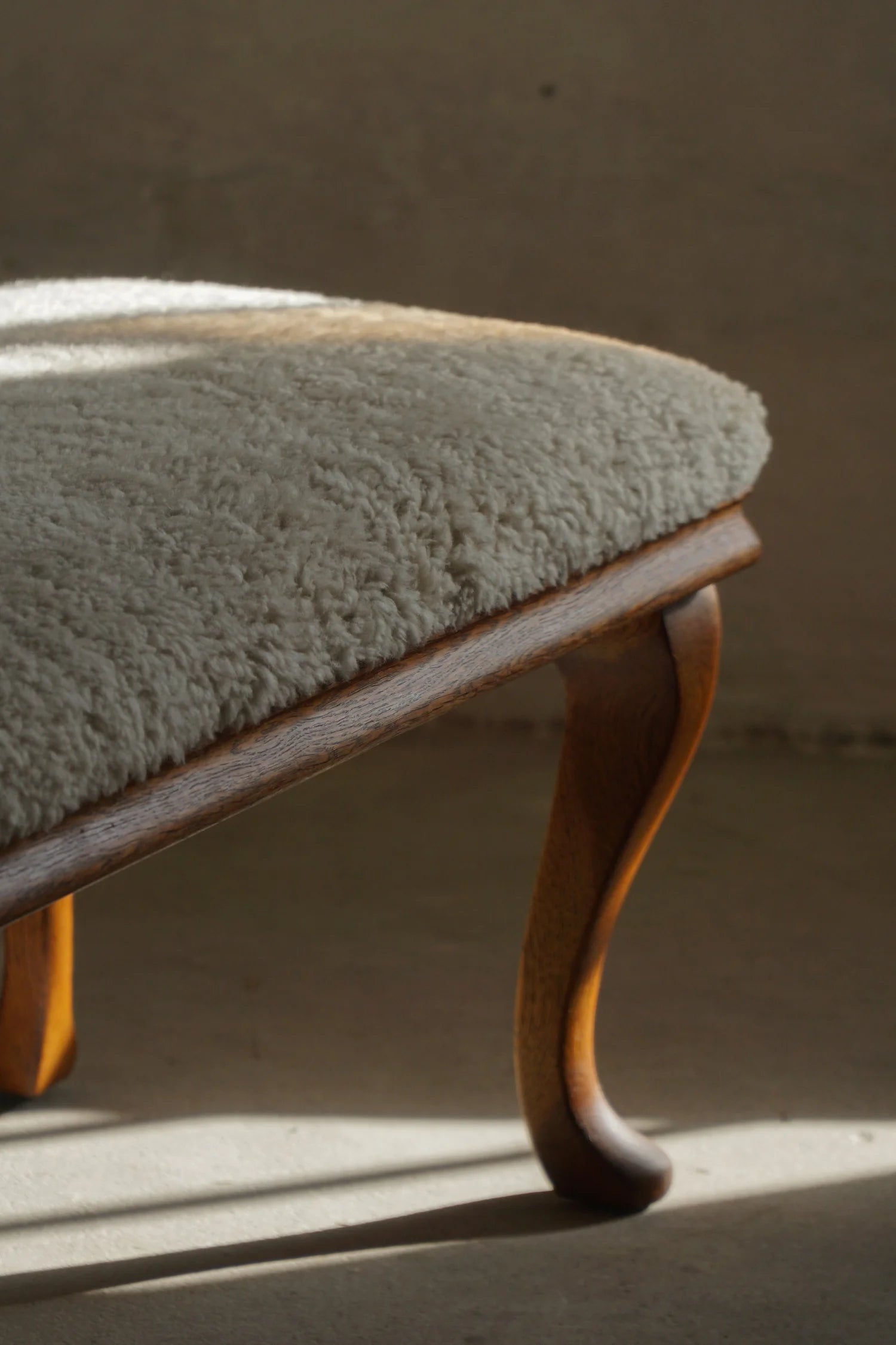 Rococo_Bench_with_Cabriole_Legs_and_Lambswool_Upholstery