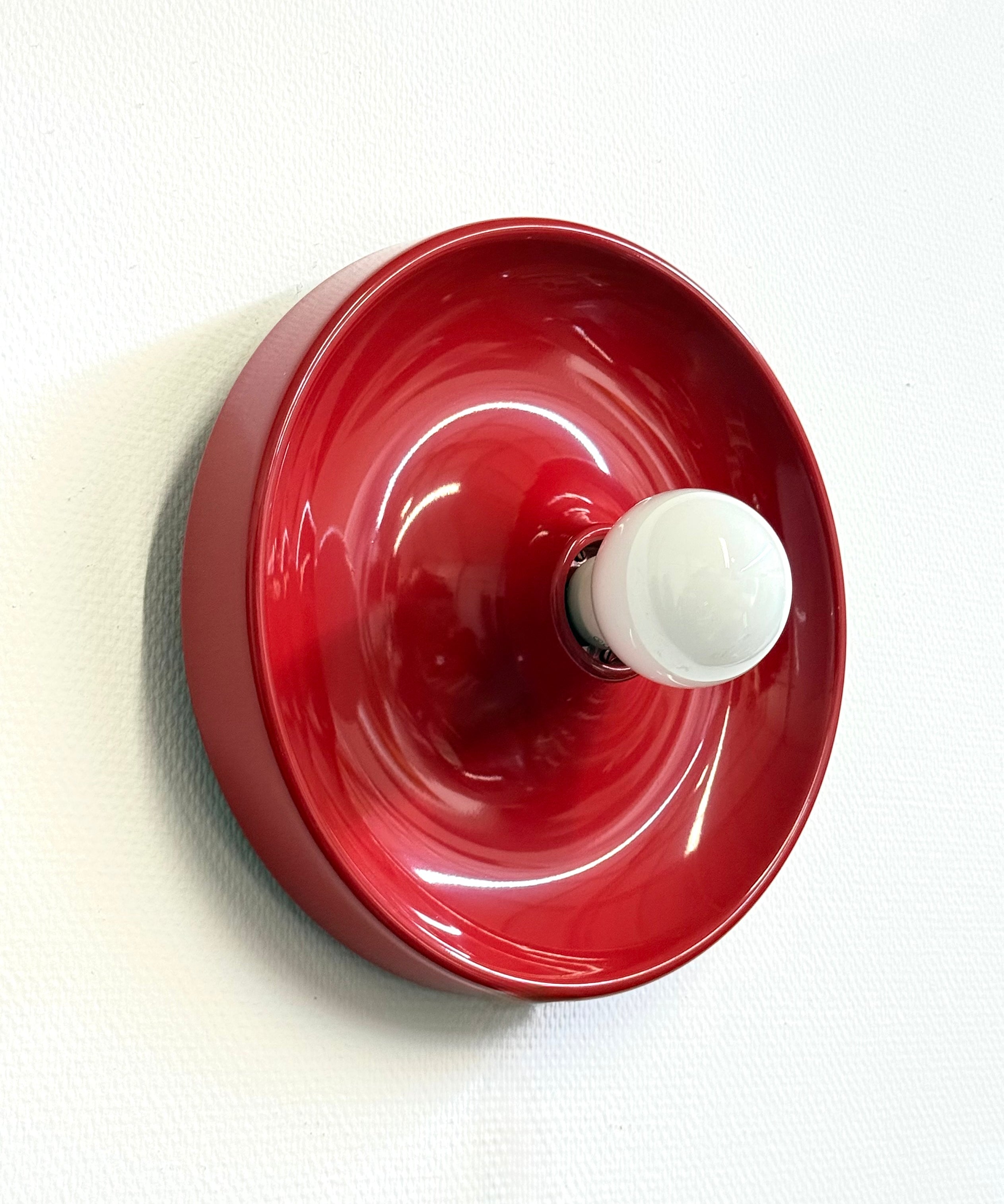 Rode_space_age_disc_lamp_van_Enrico_Tronconi