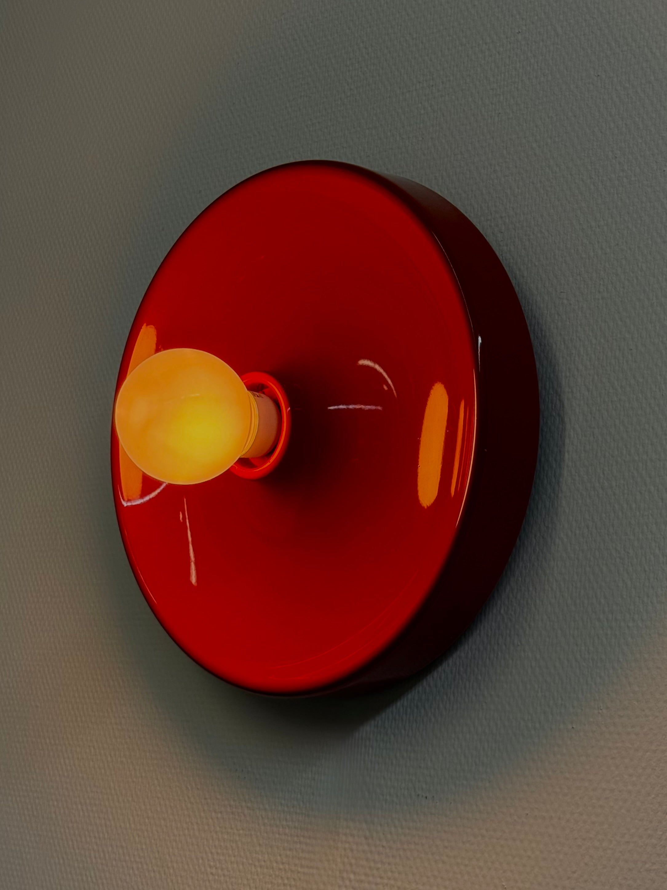 Rode_space_age_disc_lamp_van_Enrico_Tronconi