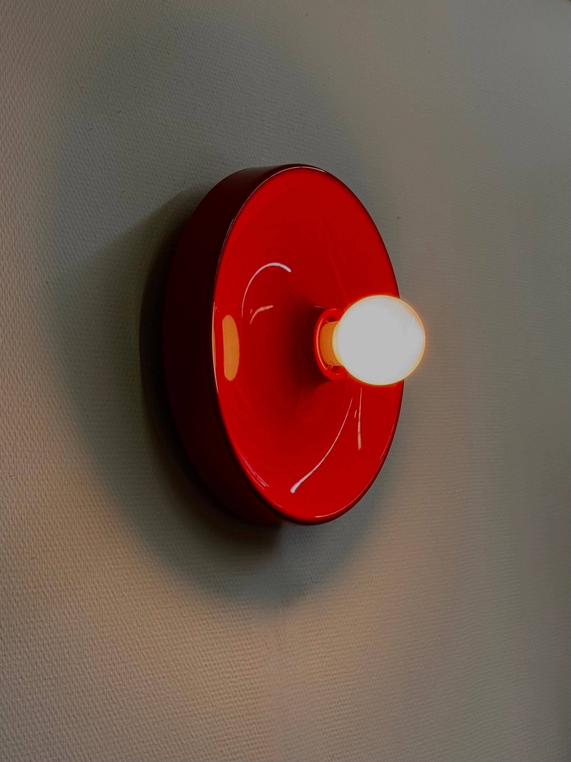 Rode_space_age_disc_lamp_van_Enrico_Tronconi