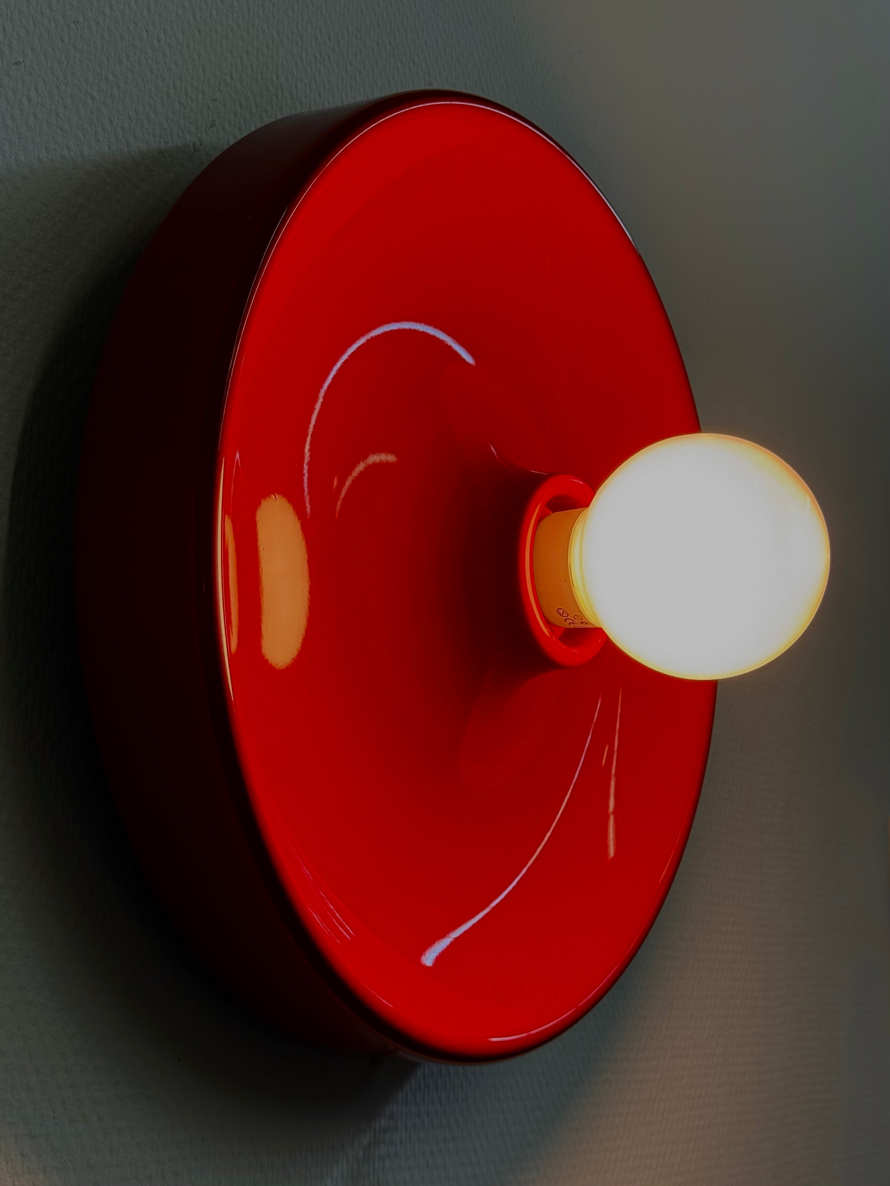 Rode_space_age_disc_lamp_van_Enrico_Tronconi