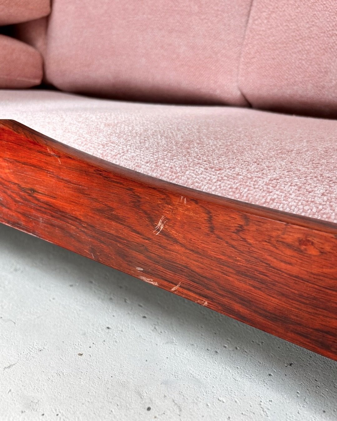Italian_Mid-Century_Three-Seater_Sofa_in_Rosewood_and_Powder_Pink_Bouclé,_1960s