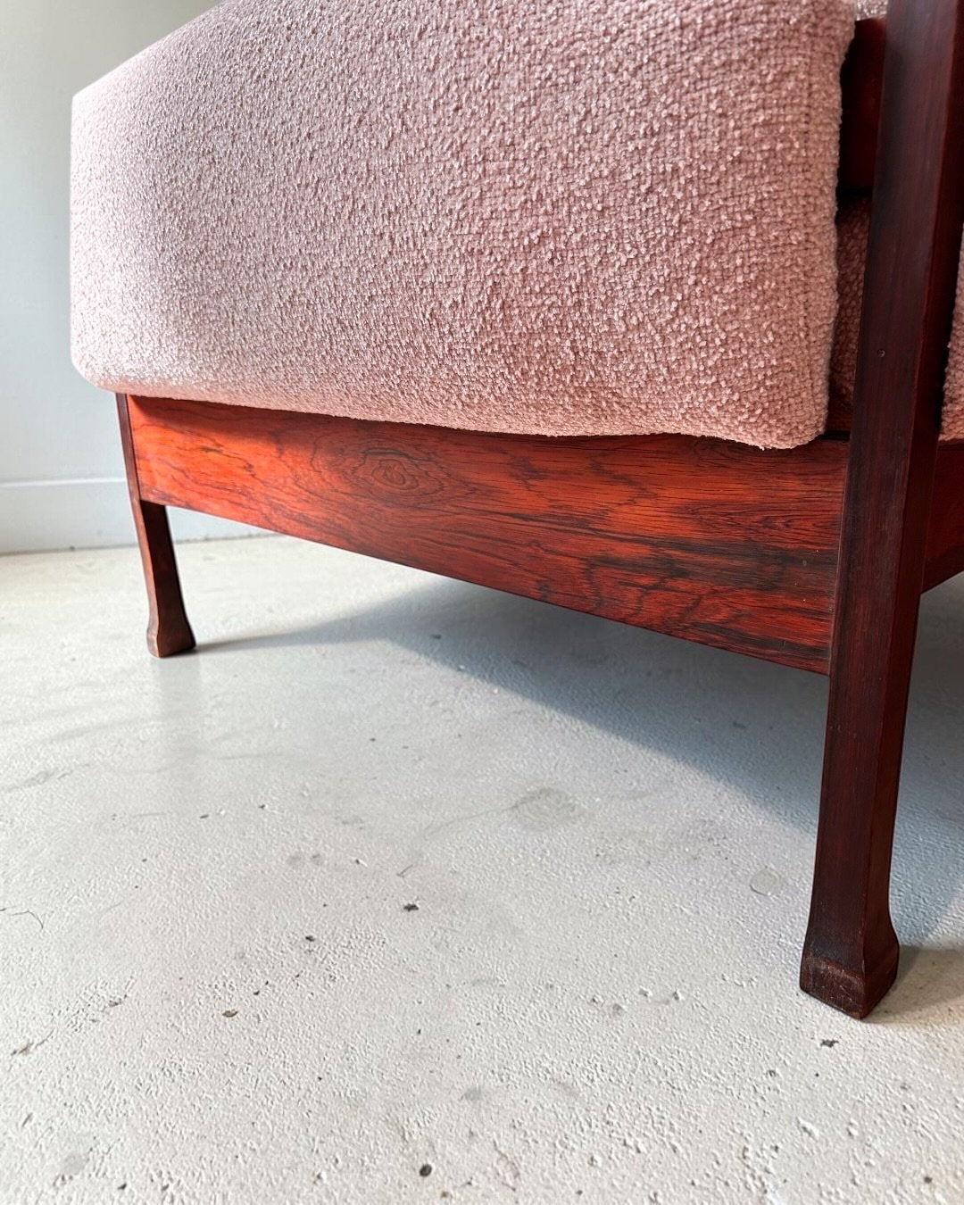 Italian_Mid-Century_Three-Seater_Sofa_in_Rosewood_and_Powder_Pink_Bouclé,_1960s