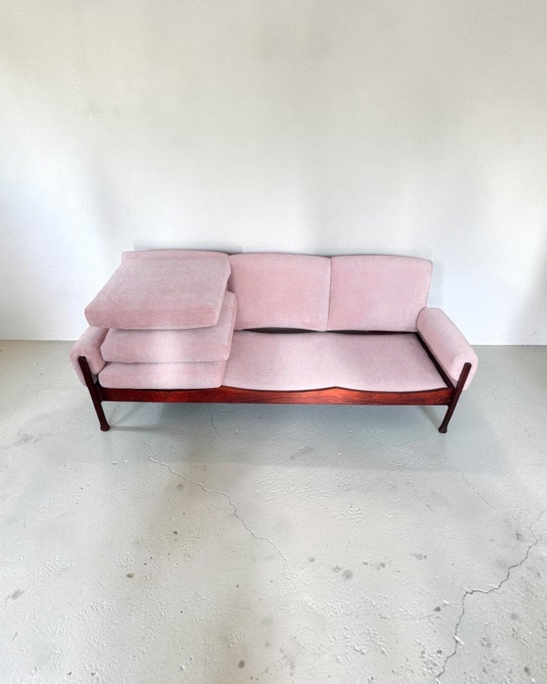Italian_Mid-Century_Three-Seater_Sofa_in_Rosewood_and_Powder_Pink_Bouclé,_1960s