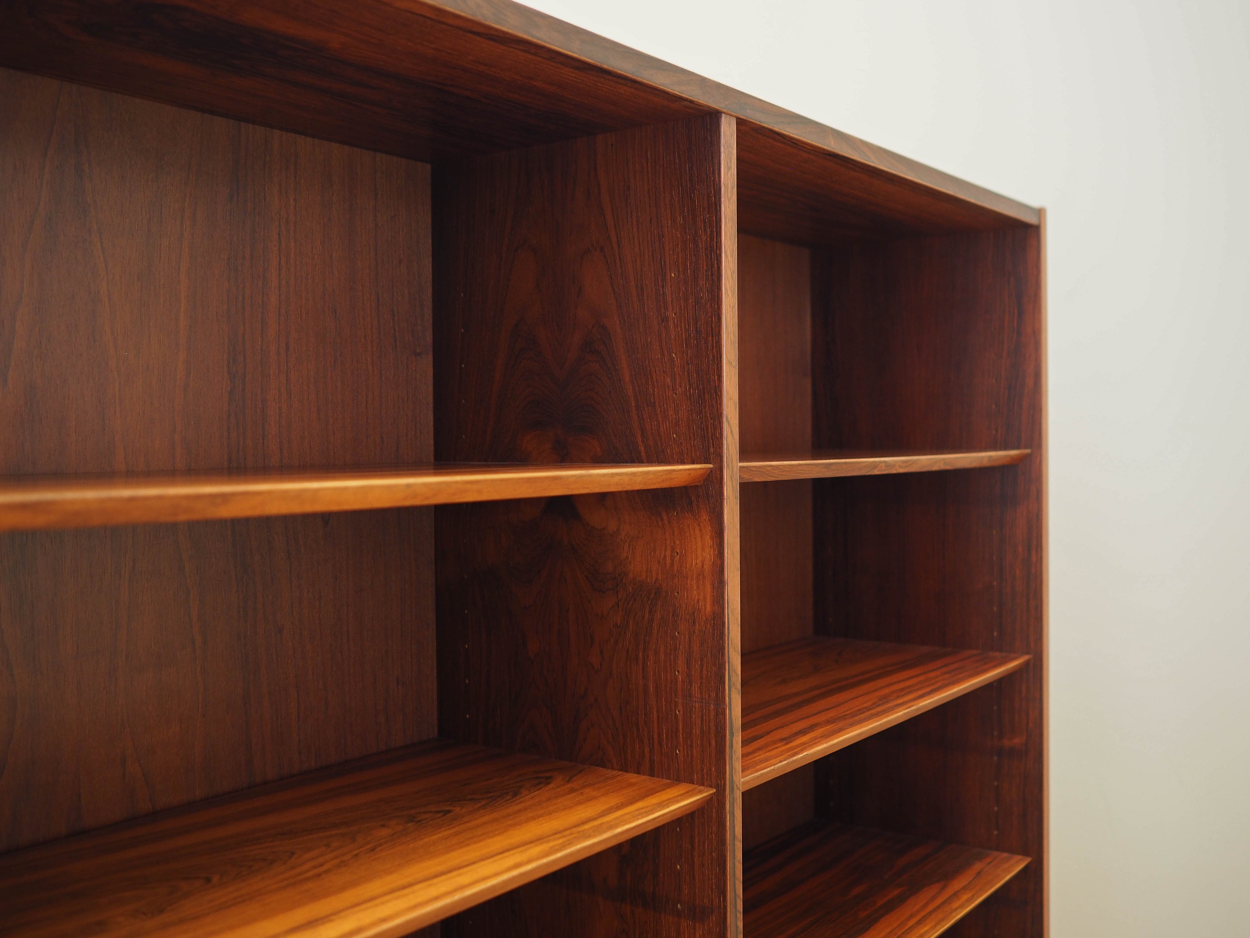 Rosewood_Bookcase,_Hundevad,_1970s,_Denmark
