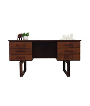 Rosewood_desk,_Danish_design,_1960s,_designer:_Torben_Valeur_&_Henning_Jensen,_manufacturer:_Dyrlund