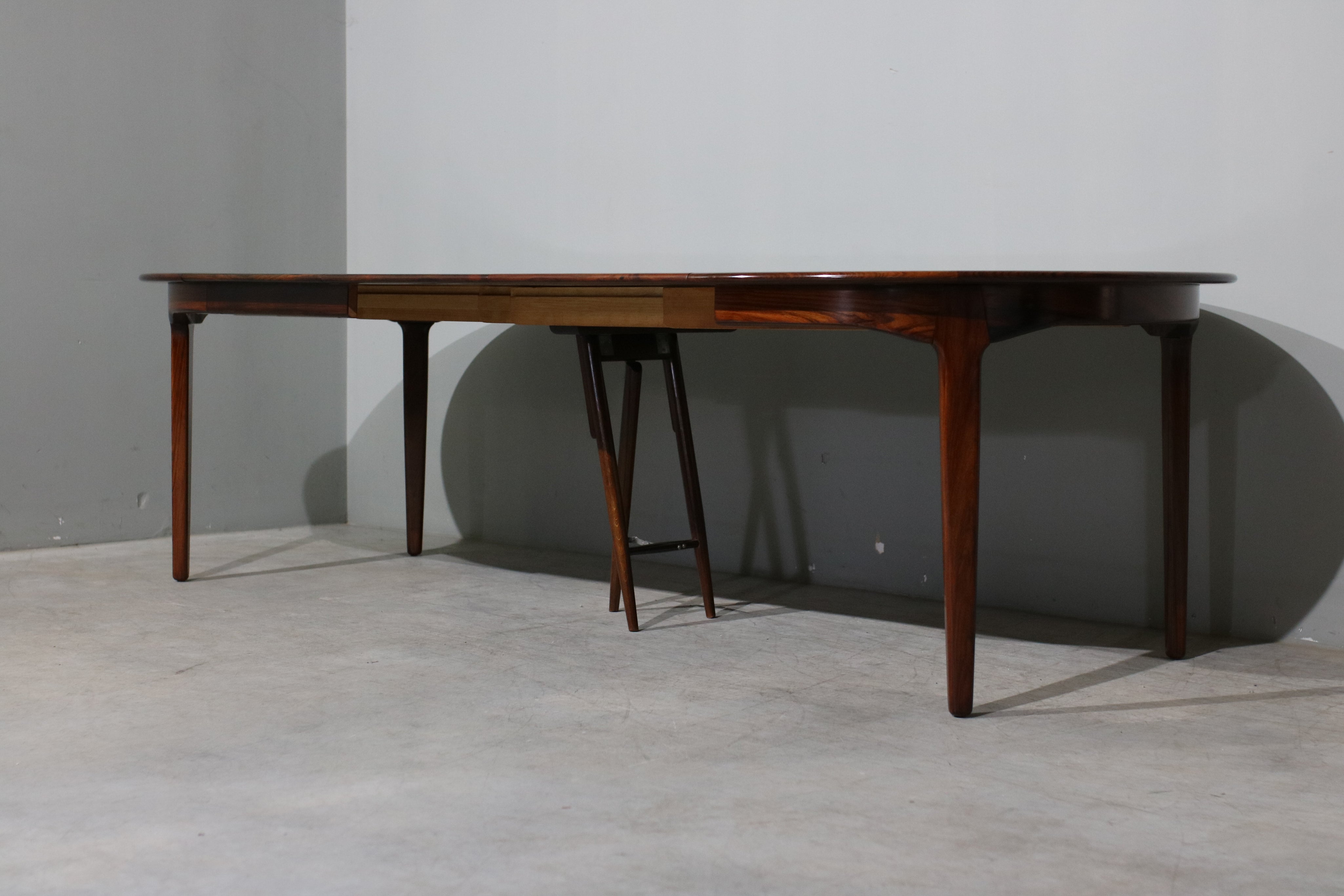 Rosewood_Extendable_Dining_Table_by_Henning_Kjaernulf