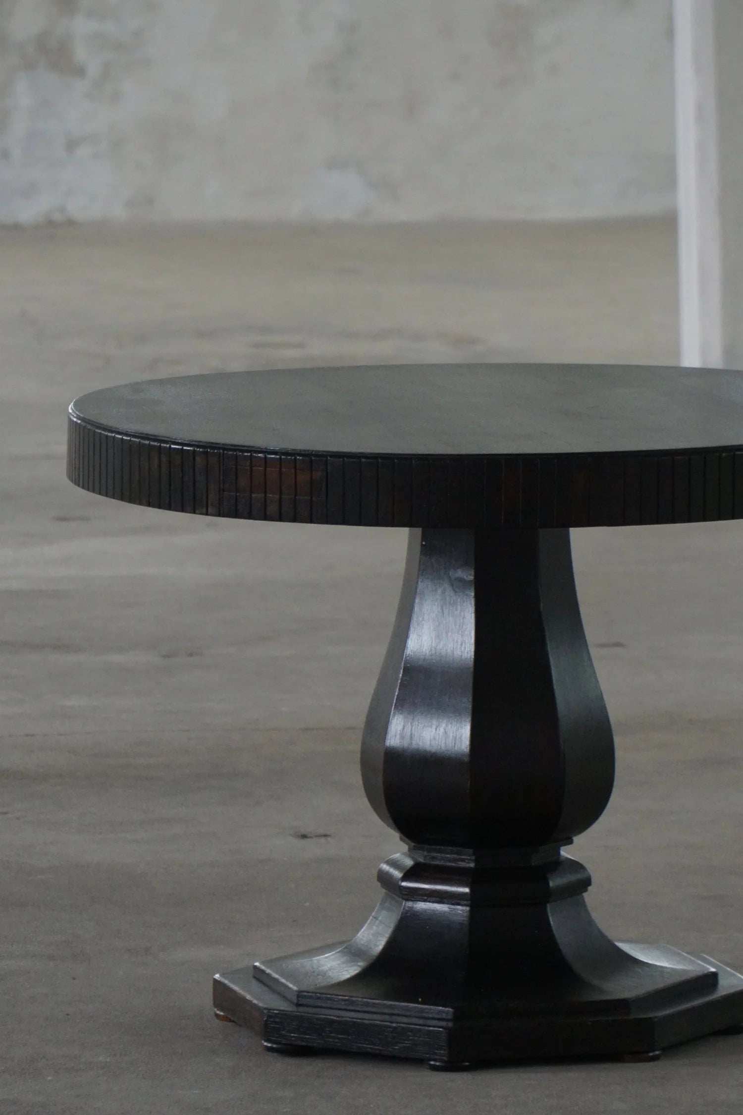 Round_Danish_Art_Deco_Dining_Table_in_Ebonized_Oak,_Early_20th_Century