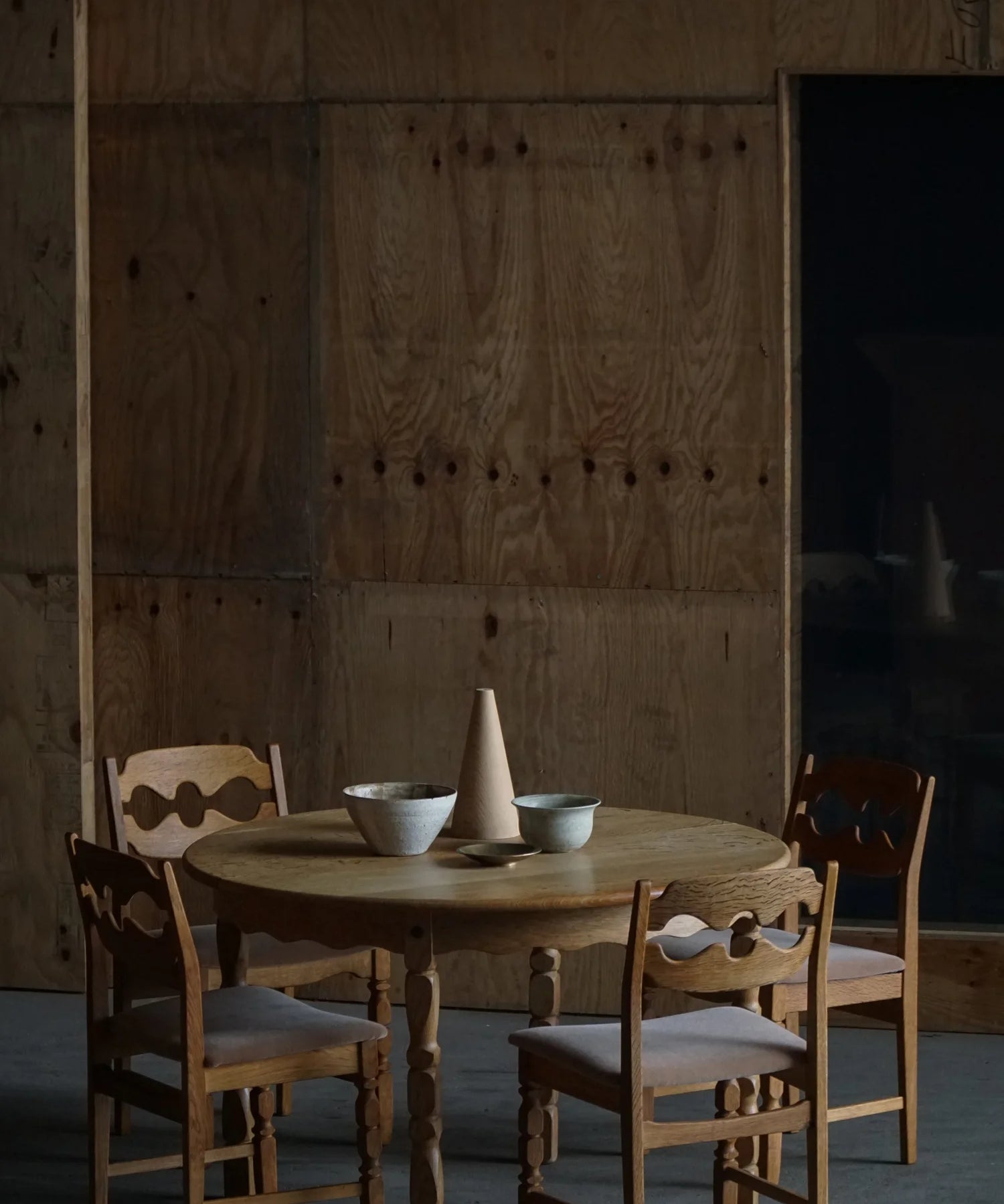 Round_Danish_Oak_Dining_Table_with_Two_Extension_Leaves,_Mid_Century_Modern,_1960s