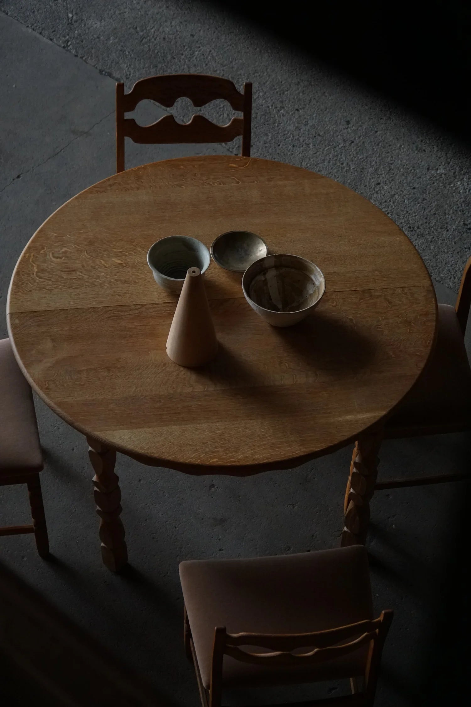 Round_Danish_Oak_Dining_Table_with_Two_Extension_Leaves,_Mid_Century_Modern,_1960s
