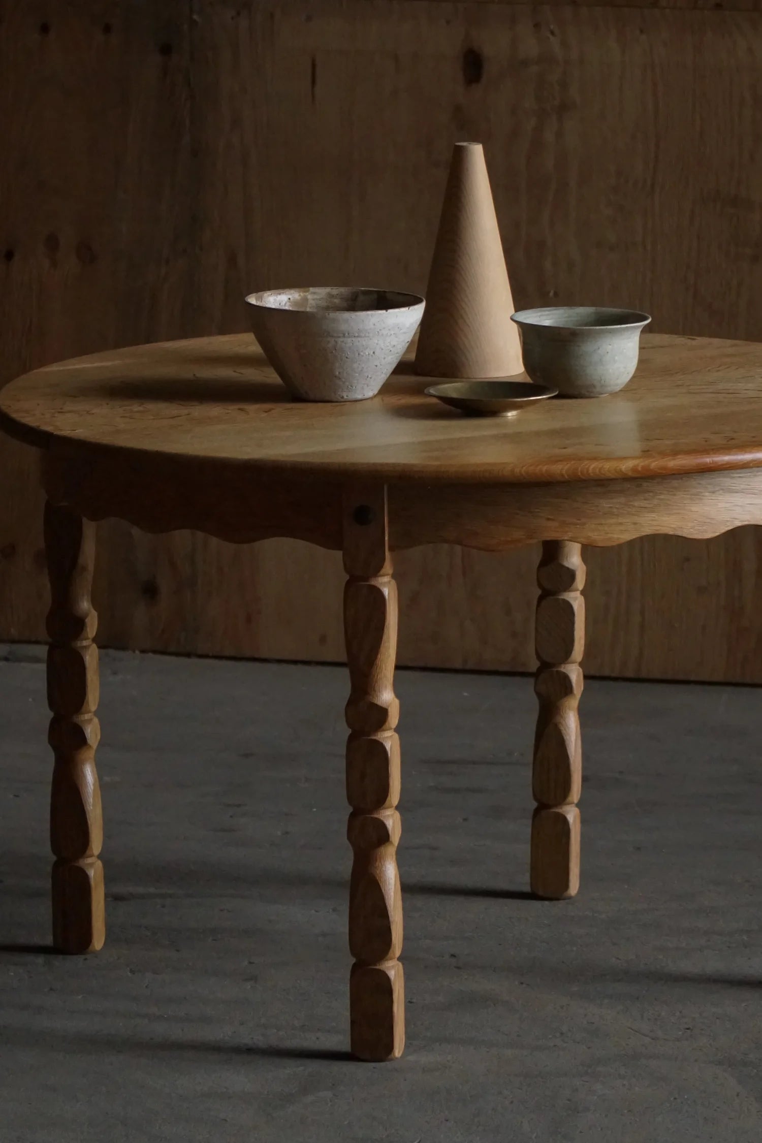 Round_Danish_Oak_Dining_Table_with_Two_Extension_Leaves,_Mid_Century_Modern,_1960s
