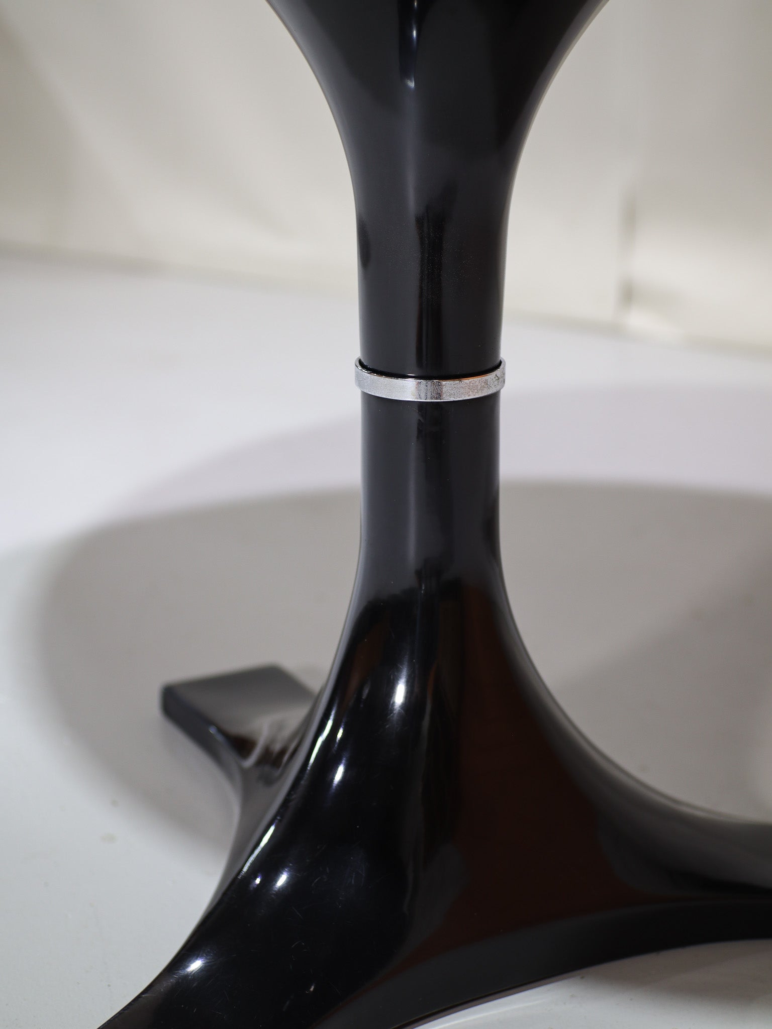 Round_dining_table_Kartell_Castelli_Ferrieri_Gardella,_Italy_1964