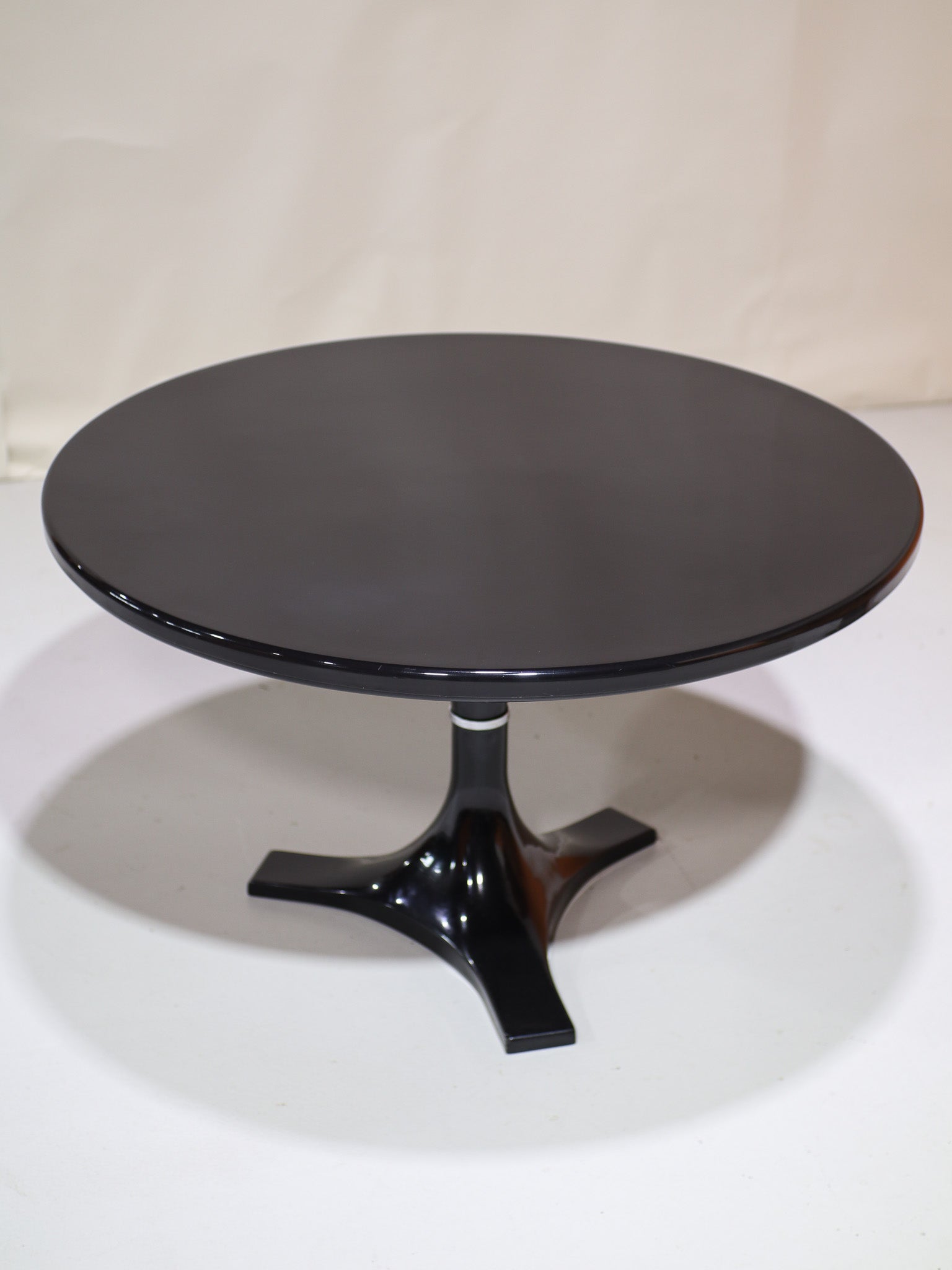 Round_dining_table_Kartell_Castelli_Ferrieri_Gardella,_Italy_1964