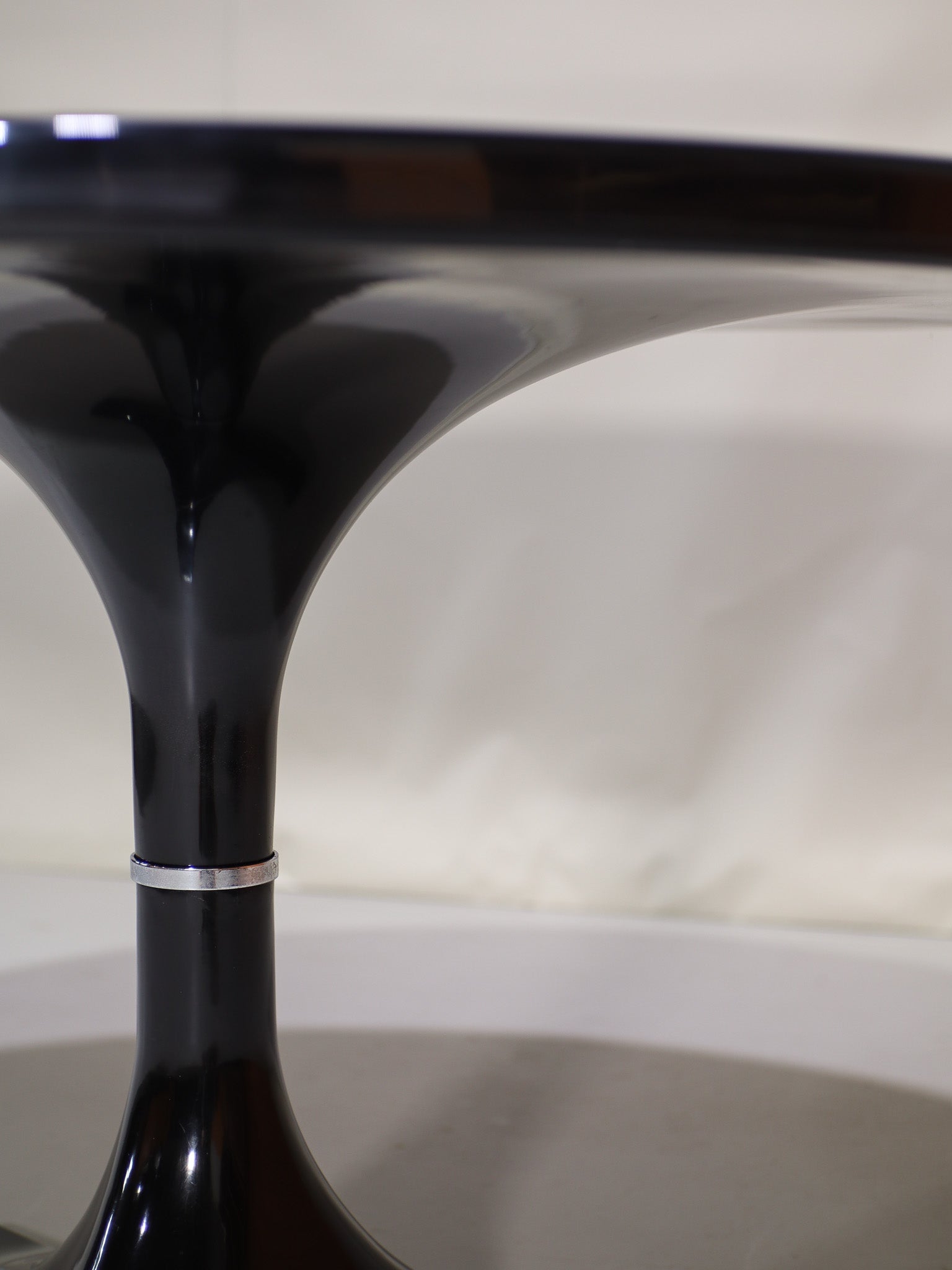 Round_dining_table_Kartell_Castelli_Ferrieri_Gardella,_Italy_1964