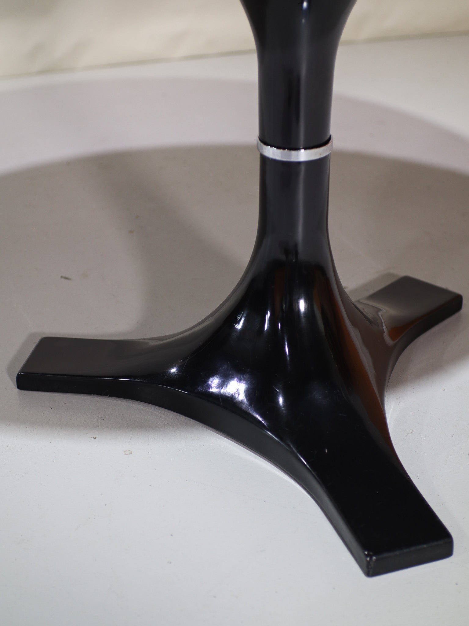 Round_dining_table_Kartell_Castelli_Ferrieri_Gardella,_Italy_1964