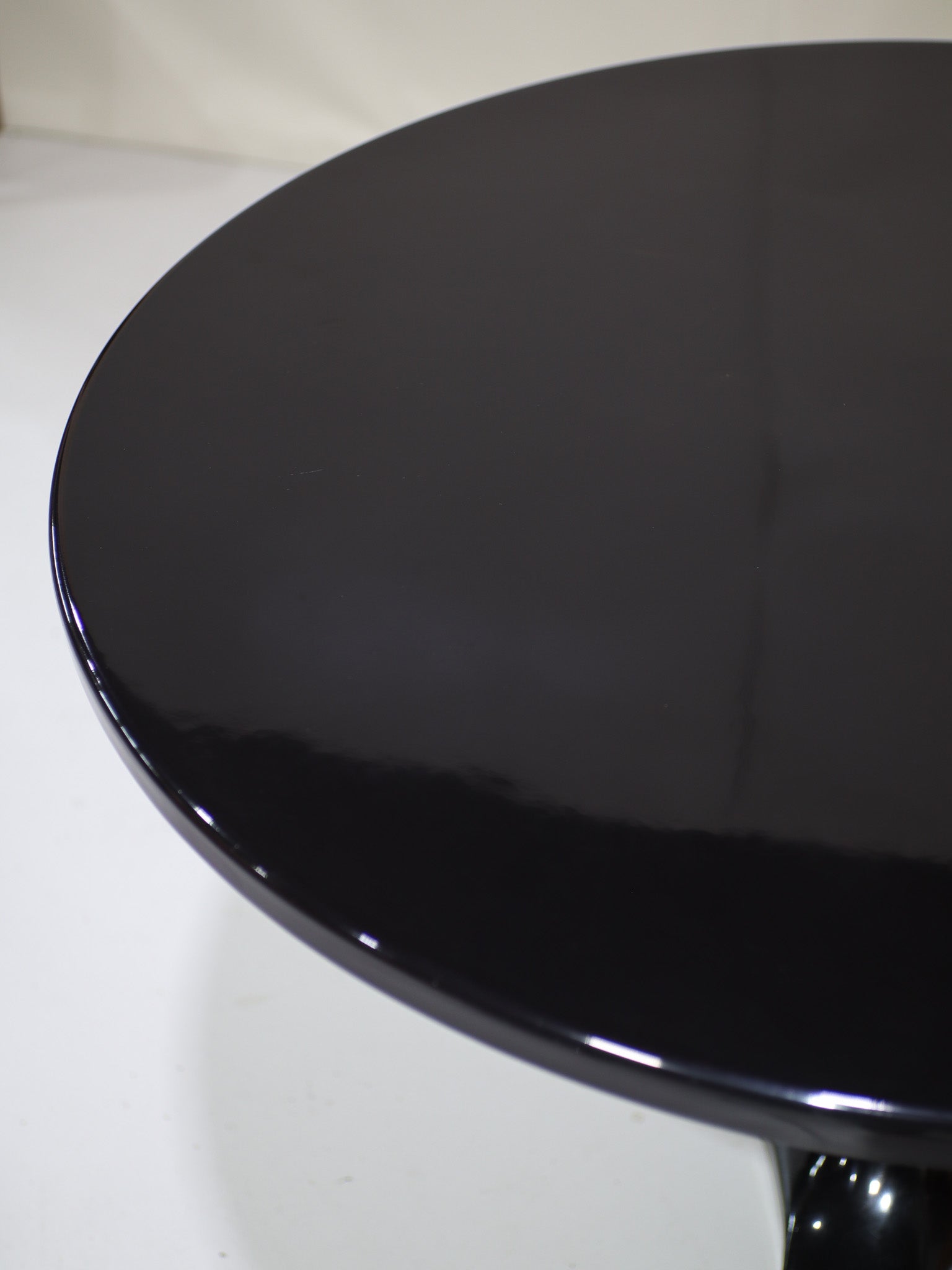 Round_dining_table_Kartell_Castelli_Ferrieri_Gardella,_Italy_1964