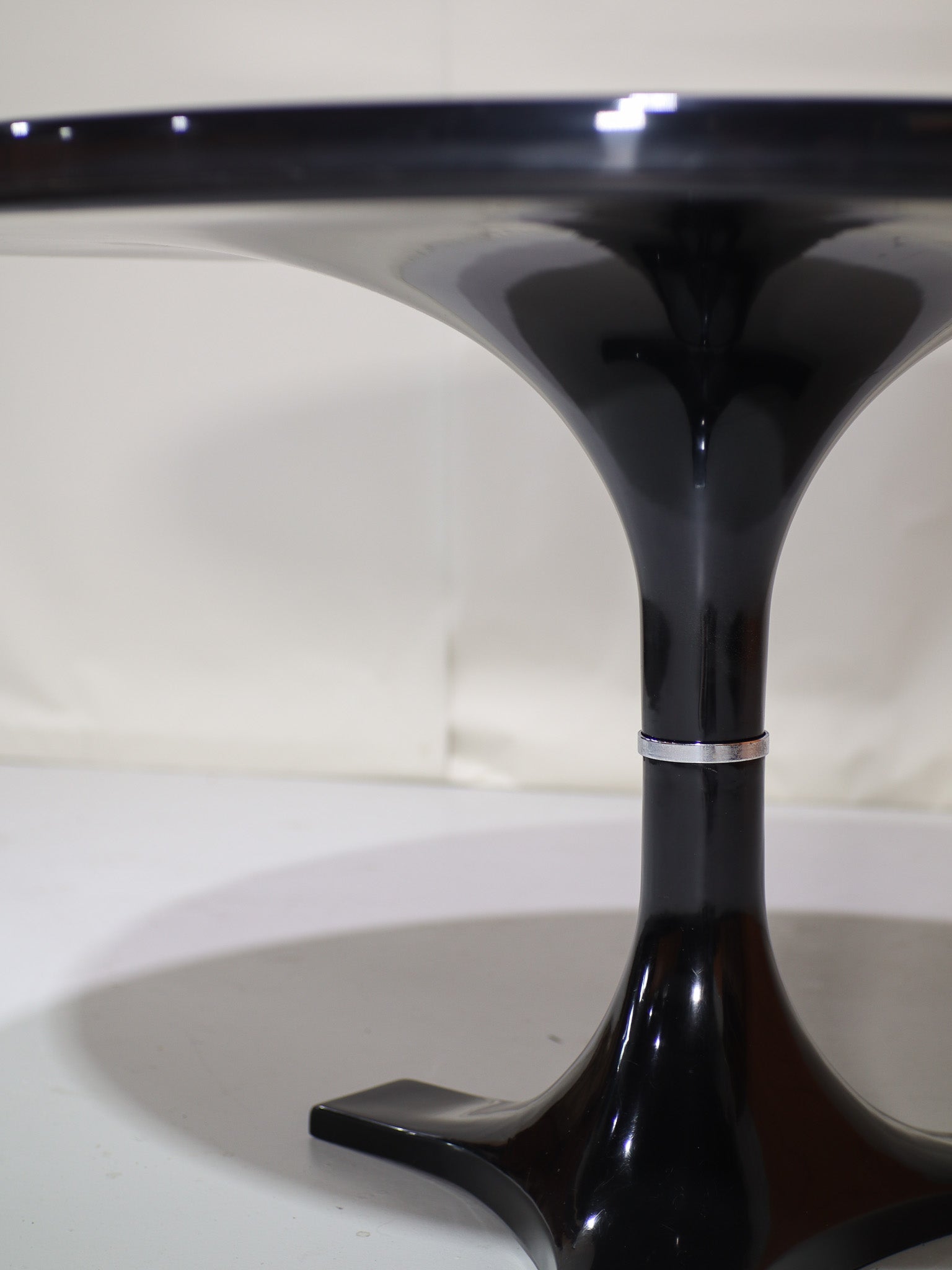 Round_dining_table_Kartell_Castelli_Ferrieri_Gardella,_Italy_1964